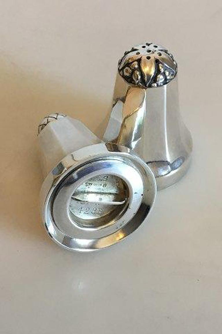 Georg Jensen sterling silver salt and pepper shaker no 423 and no 423B.

Measures 3.5 cm / 1 3/8 in. and 4 cm / 1 37/64 in. Weighs combined 34 g / 1.20 oz.
 