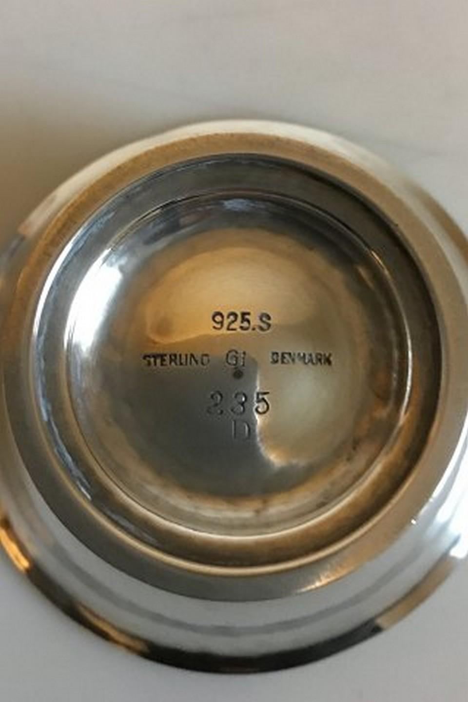 Georg Jensen sterling silver salt cellar no. 235D. Measures: 4 cm / 1 37/64 in. Weighs 46 g / 1.60 oz.
Item no.: 348139.
  