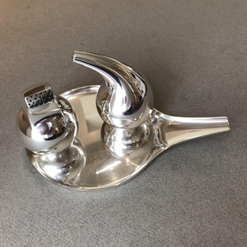 Georg Jensen sterling silver salt and pepper with tray no. 965 by Soren Georg Jensen.

Extremely modern designed in 1949. Very modern set for the era and rare to find with the undertray.

An example of this design is in the Philadelphia Museum