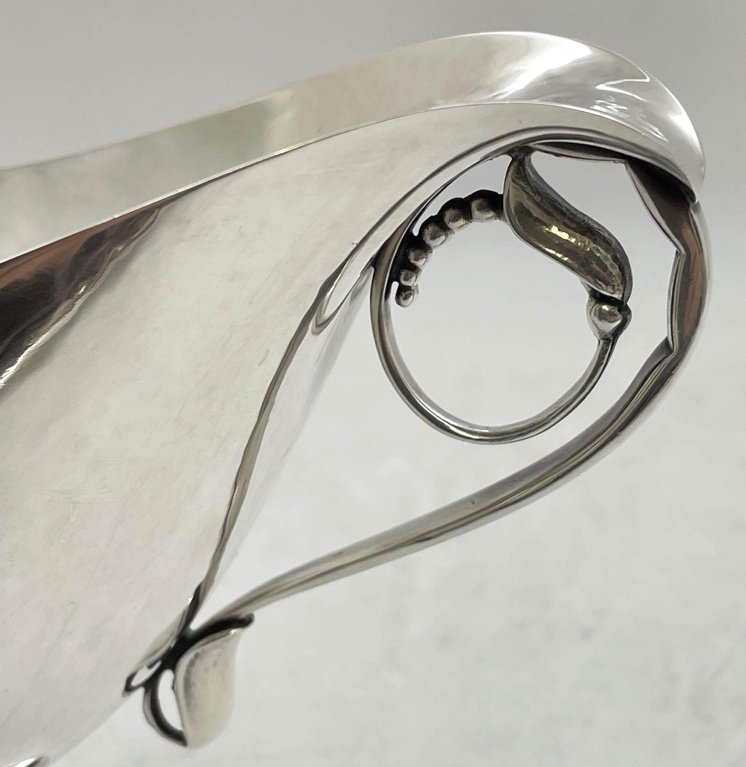 Georg Jensen Plato para servir/salsera de plata de ley con motivo de flores 177 Martillado en venta