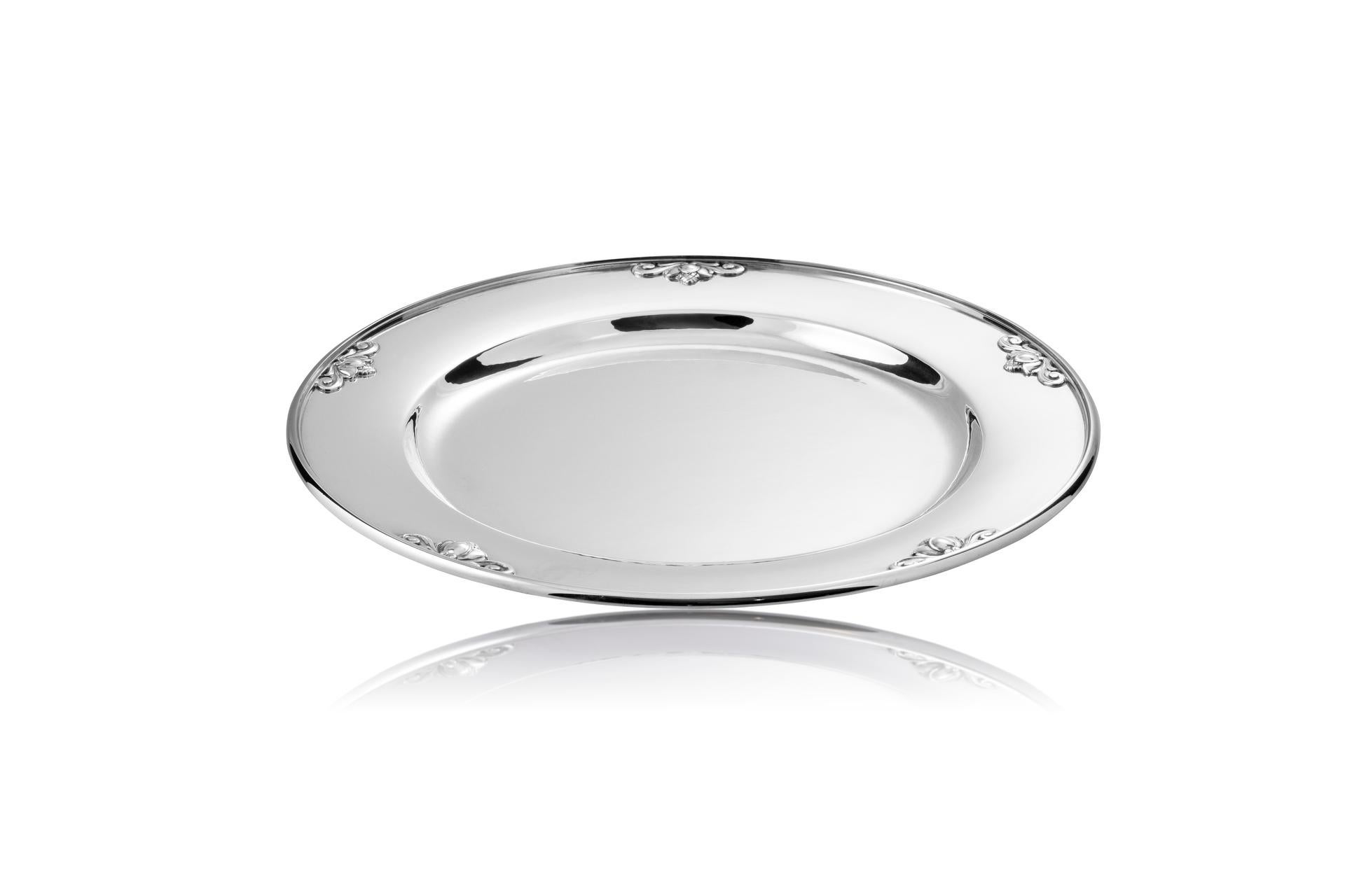 Colección de doce exquisitos platos Georg Jensen a juego, elaborados en plata de ley, con el motivo Bellota, diseño 642A, diseñado por Johan Rohde en 1931. Cada plato está meticulosamente martillado a mano, con cinco motivos de bellotas y hojas