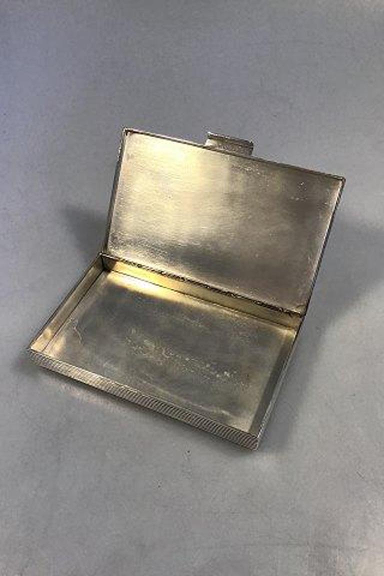 Georg Jensen Scatola Sigvard Bernadotte in argento con coperchio n. 712 

Misura H 2,3 cm x L 13,5 cm x L 8 cm (H. H. x L. 5,31 pollici x L. 3,14 pollici) Peso 242 grammi.