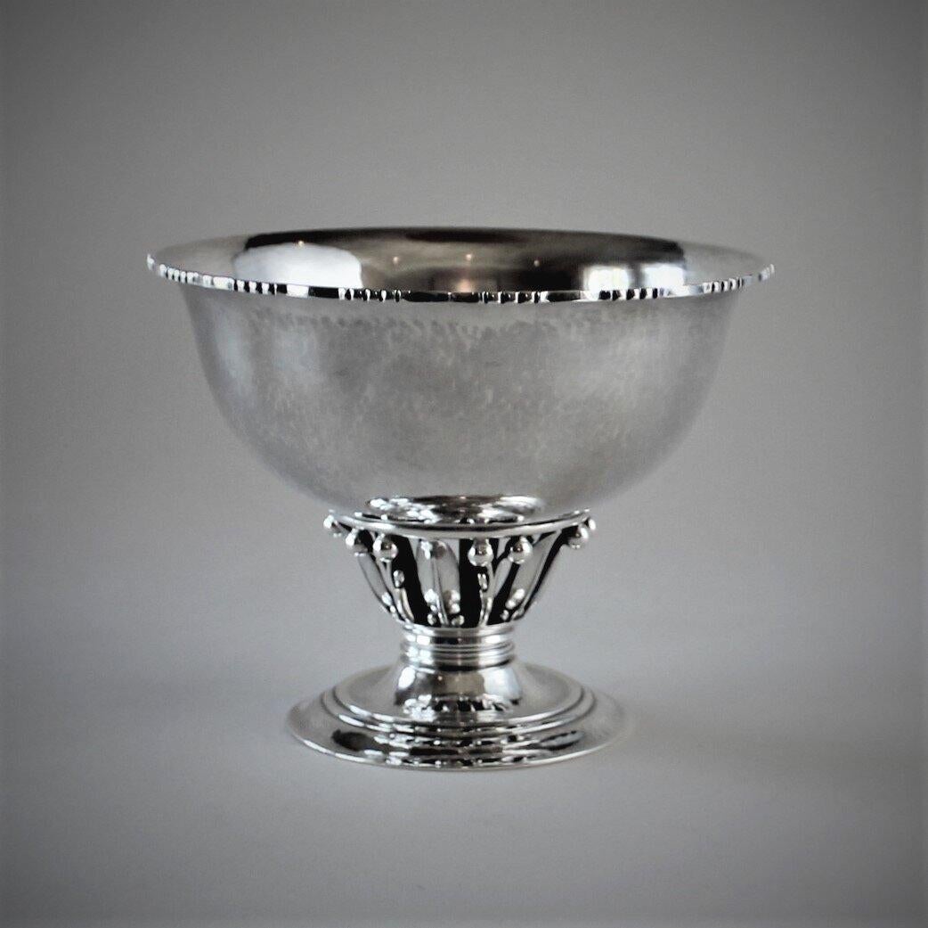 Georg Jensen sterling silver small louvre bowl, no, 180B

Designer: Georg Jensen
Maker: Georg Jensen
Design #: No.180B,
circa 1925-1932
Dimensions: 5.5