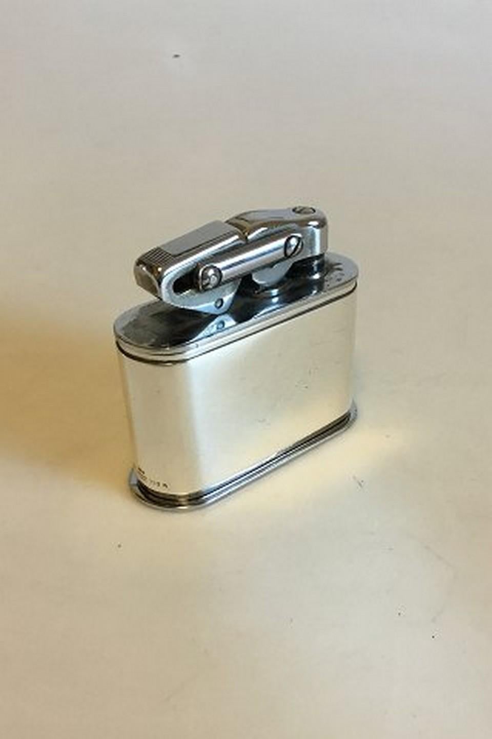 Georg Jensen sterling silver table lighter no. 203A. Measures: 8 cm / 3 5/32 in. Weighs 319 g / 11.25 oz. With Swedish Import Mark. We do not guarantee the functionality
Item no.: 351151.