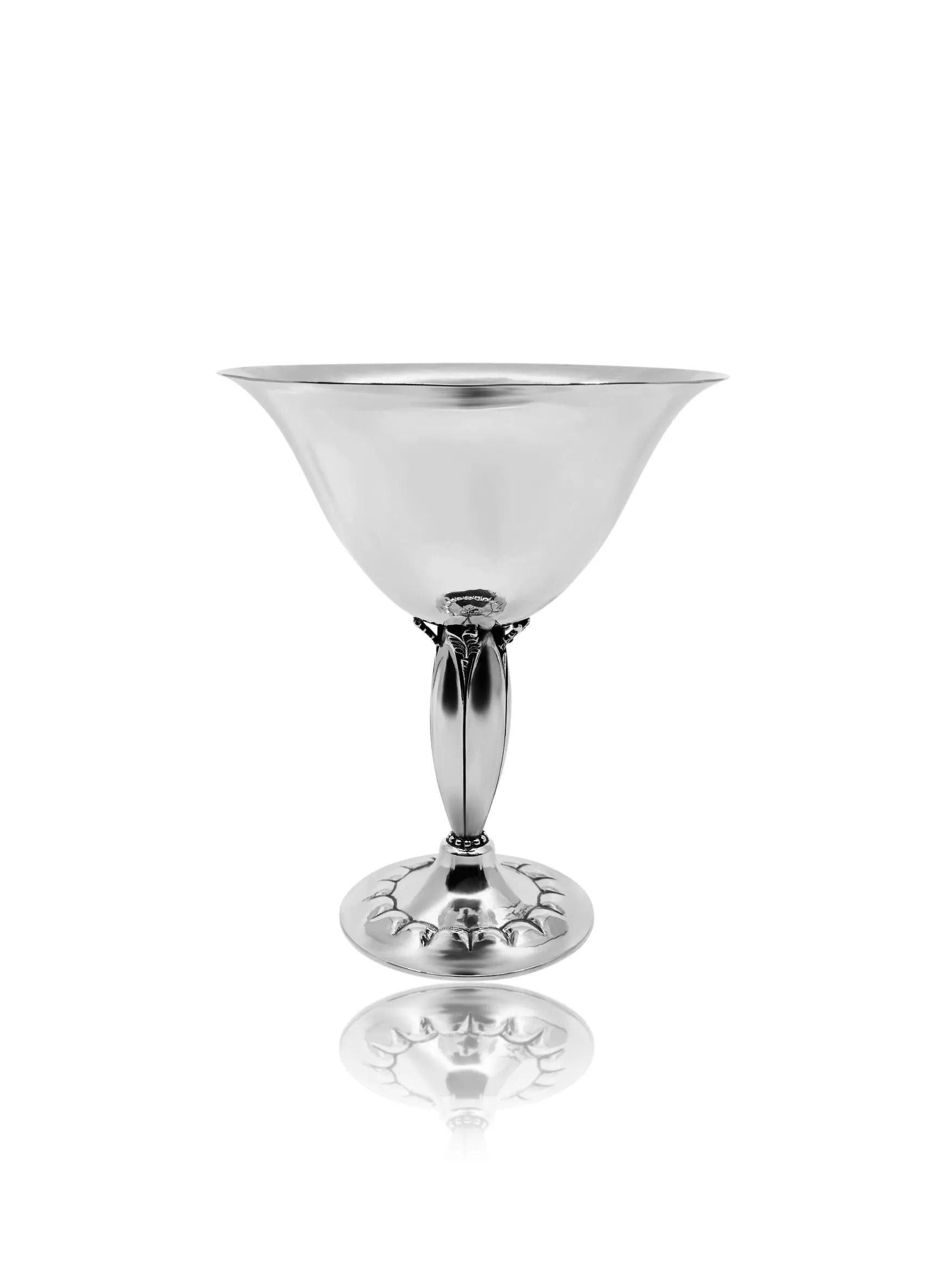 Eine Tazza/Schale mit Stiel aus Sterlingsilber von Georg Jensen, Design #446 von Georg Jensen aus dem Jahr 1925. Dieses exquisite Stück besticht durch sein elegantes Design mit einer anmutig geschwungenen Schale, die auf einem runden Fuß sitzt, der