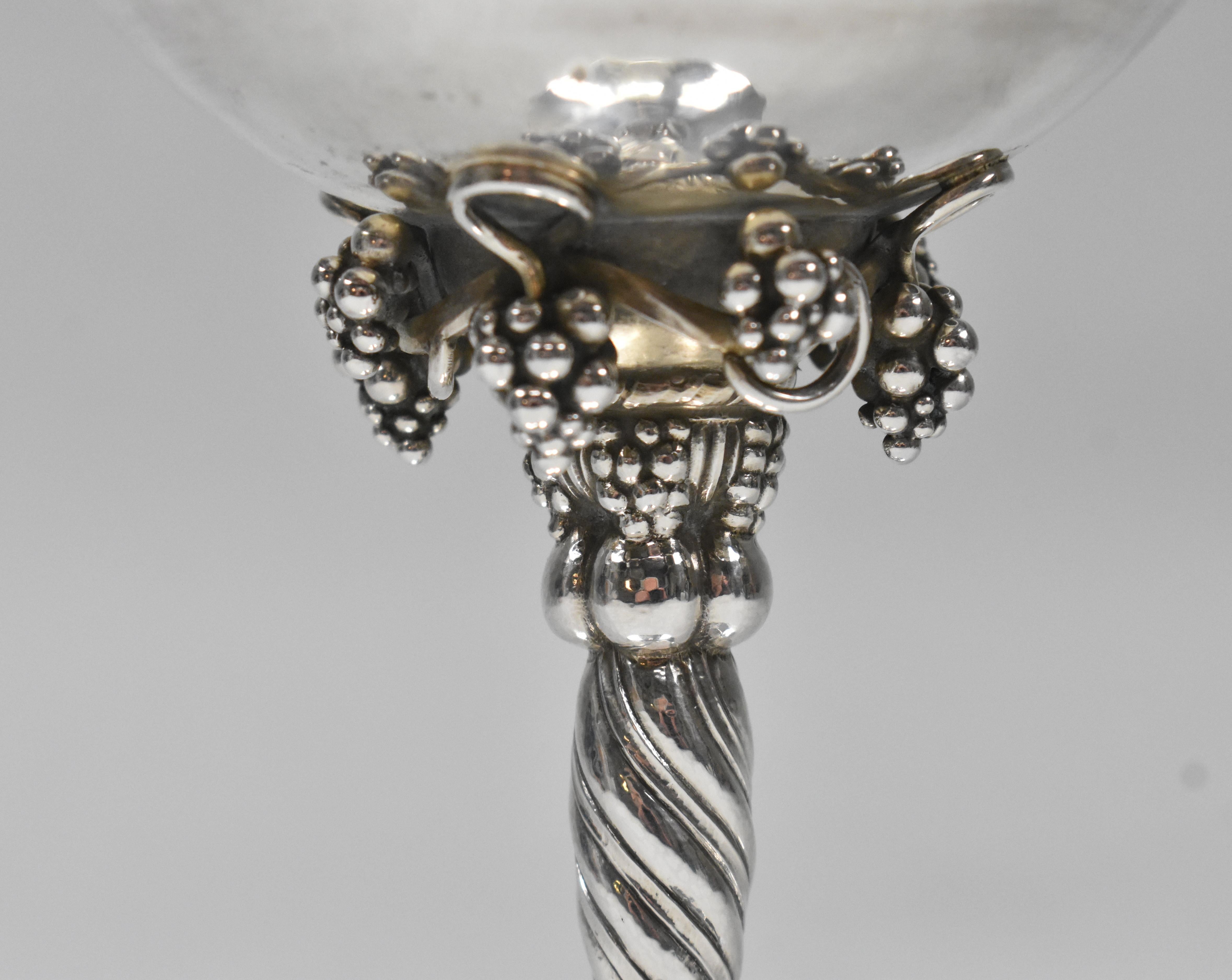 Tazza in argento sterling George Jensen con motivo di foglie d'uva #263A, circa 1918. Condizioni molto buone. Dimensioni: 5