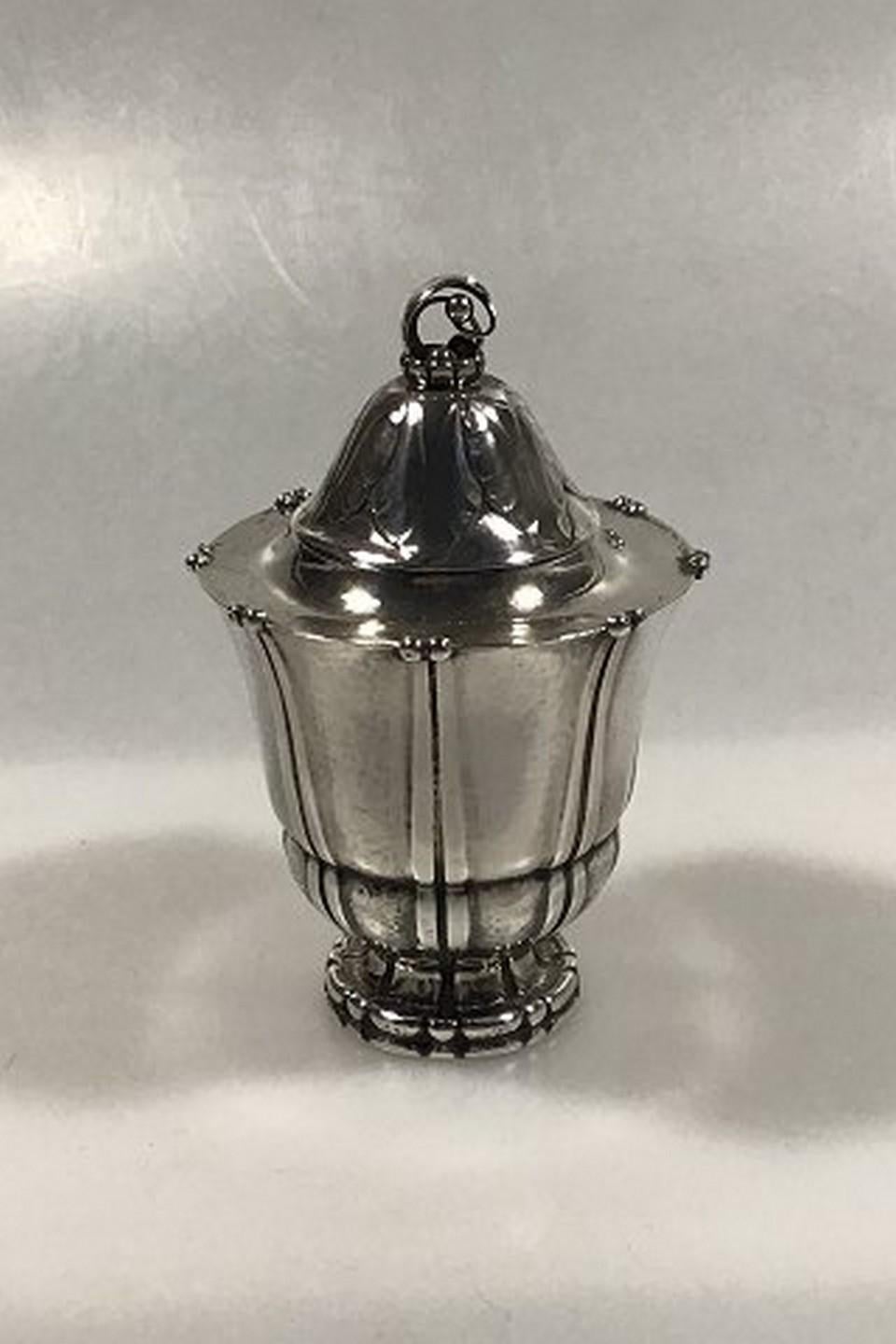 Porta tè in argento sterling Georg Jensen n. 4 misura: 14 cm (5 5/8 in) peso 173,3 gr/6,11 oz (Mostra uso)
Codice articolo: 427743.