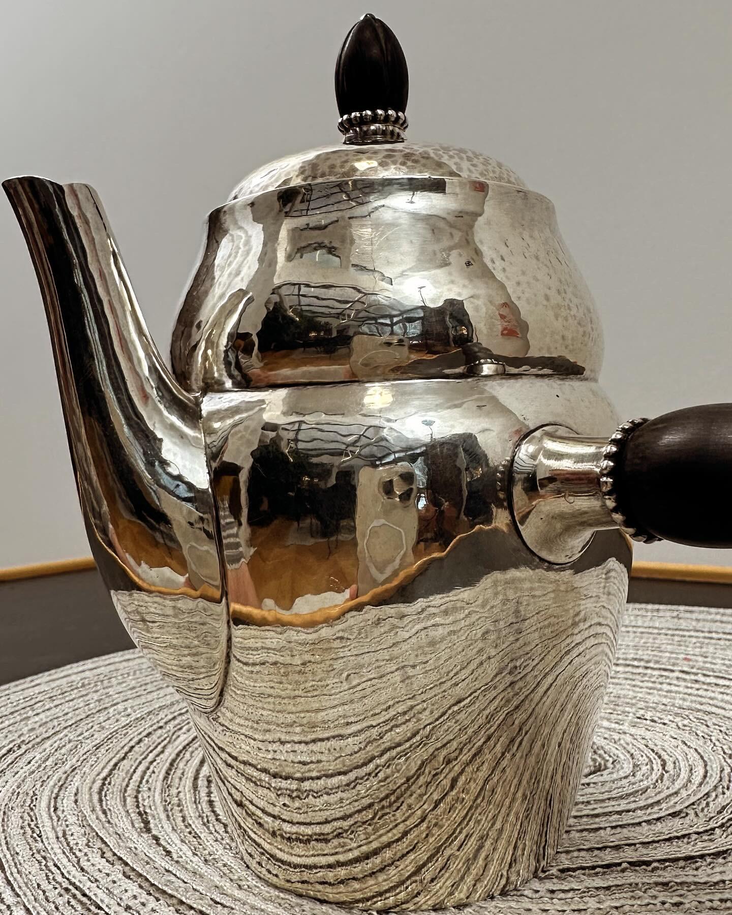 Rarissimo caffè/tè in argento Georg Jensen, Copenaghen, 1930 circa, modello n. 1 e 1B, ciascuno con forma a doppia zucca e manico laterale.