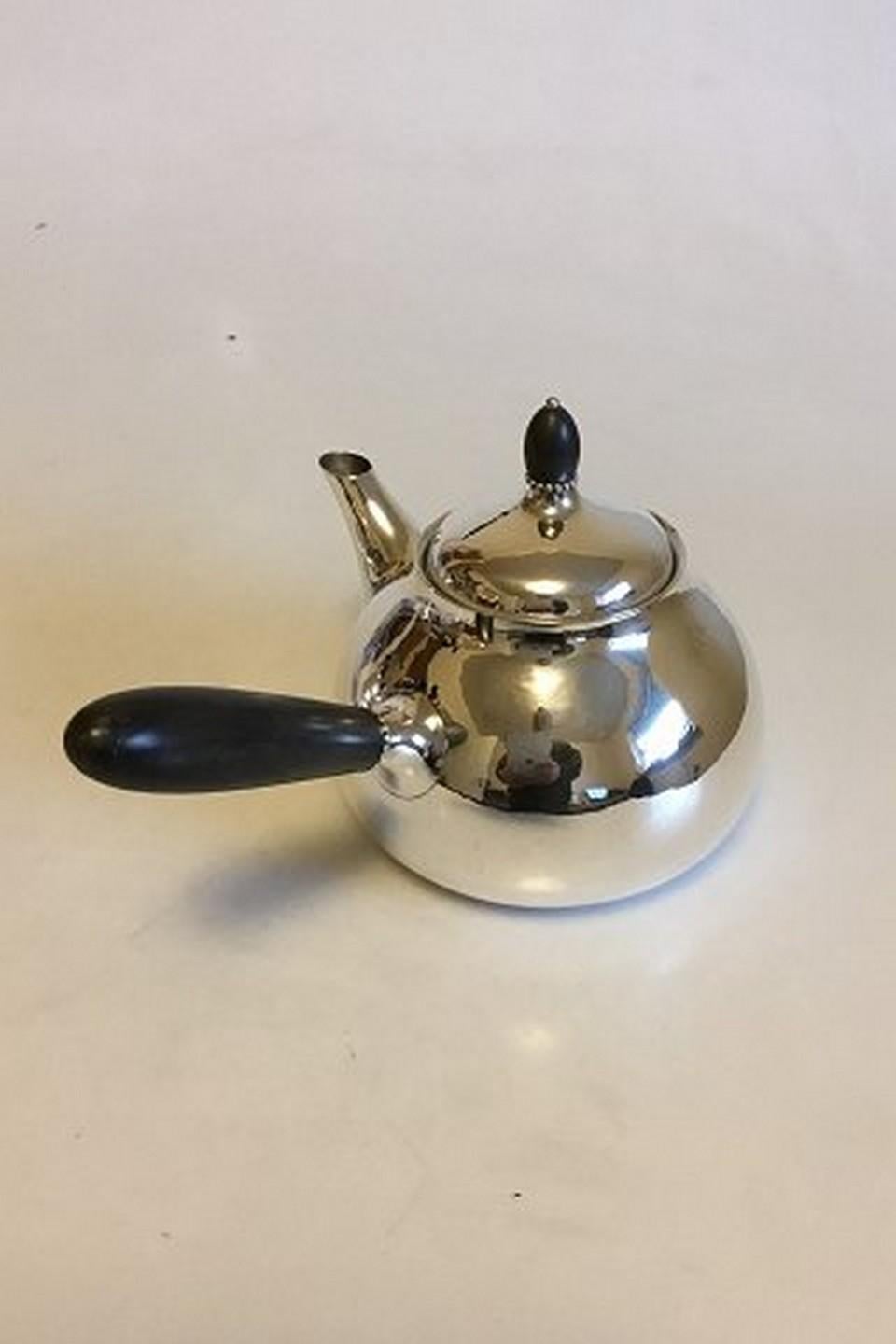 Teiera in argento sterling Georg Jensen n. 80B.
Misure: 14,5 cm di altezza.
Pesa 559 g / 19,70 oz.
Codice articolo: 351323.