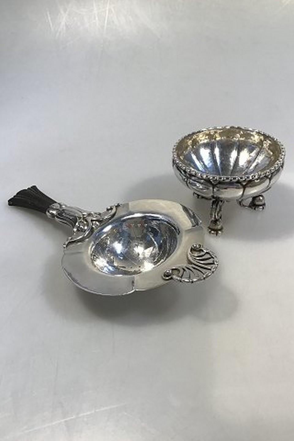 Georg Jensen sterling silver tea strainer and holder no. 97 measures: Holder diameter 7 cm (2 3/4 in), strainer L 18 cm (7 3/32in) combined weight 156 gr/5.51 oz
Item no.: 414541.