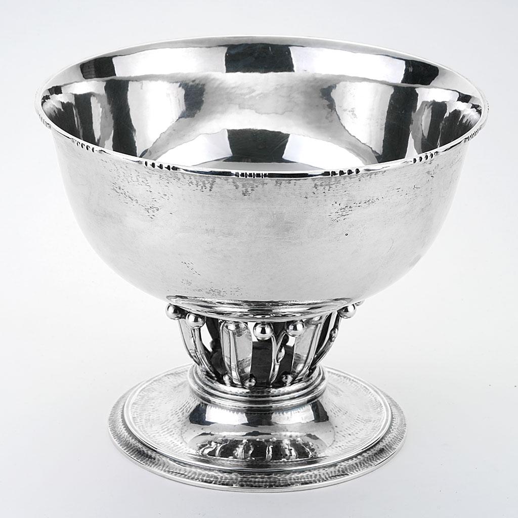 Schöner Zustand Georg Jensen Schale. 703 dwt von Sterling Silber Nr. 19B Kopenhagen, 1945-77.

Durchmesser 9 1/2 Zoll.
Entworfen im Jahr 1912