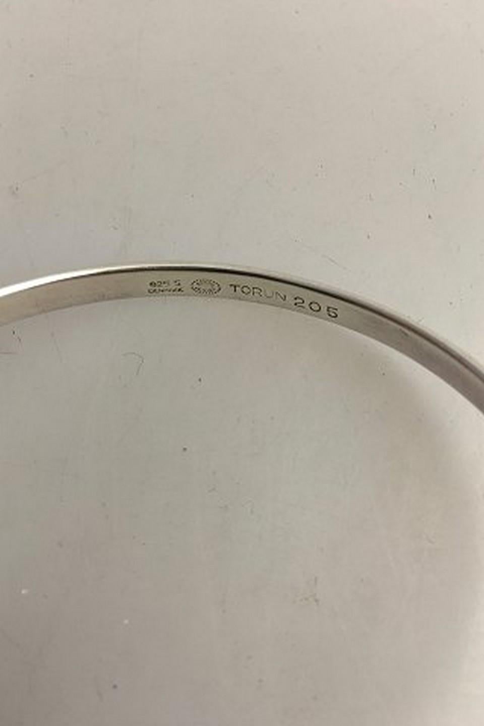 Georg Jensen Sterling Silber Torun Armring Nr. 205 mit Anhänger Nr. 303. Ab nach 1945.
Maße: 7,5 cm (2 61/64 Zoll) x 6 cm (2 23/64 Zoll) Ø. Wiegt 20 g / 0,75 Unzen. Der Anhänger hat eine Länge von 3,5 cm / 1 3/8 Zoll.