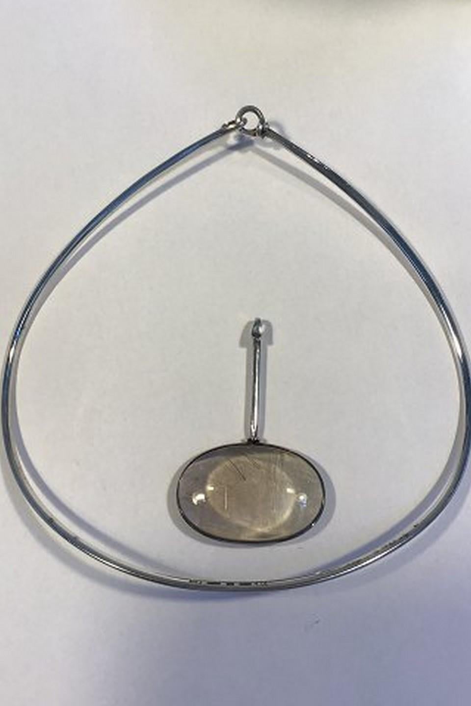 Georg Jensen Sterling Silber Torun Halsring Nr. 174 Maßnahmen 14 x 14 cm (5,51 in x 5,51 in) mit Torun Anhänger Nr. 133 mit Rutil-Quarz.H 7 cm (2,75 in) B 4,5 cm (1,77 in) Gewicht 21,4 gr / 0,75 oz Kombiniertes Gewicht 48,2 /1,70 oz