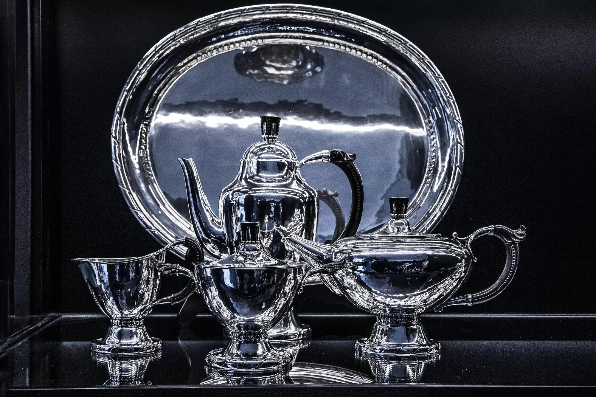 Das sehr frühe Jugendstil-Silbertablett Georg Jensen 830, Design #88 von Georg Jensen, ist ein bemerkenswertes und sehr begehrtes Sammlerstück, das den Höhepunkt der Jugendstil-Kunstfertigkeit darstellt. Dieses vom berühmten dänischen Silberschmied