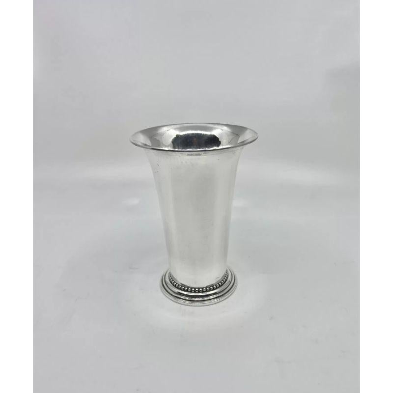 An early hammered Danish sterling silver Georg Jensen vase with beaded decoration, design #107 by Georg Jensen from circa 1914. a trumpet form vase, with a discrete beaded decoration. A practical size small vase.

Additional information:
Material:
