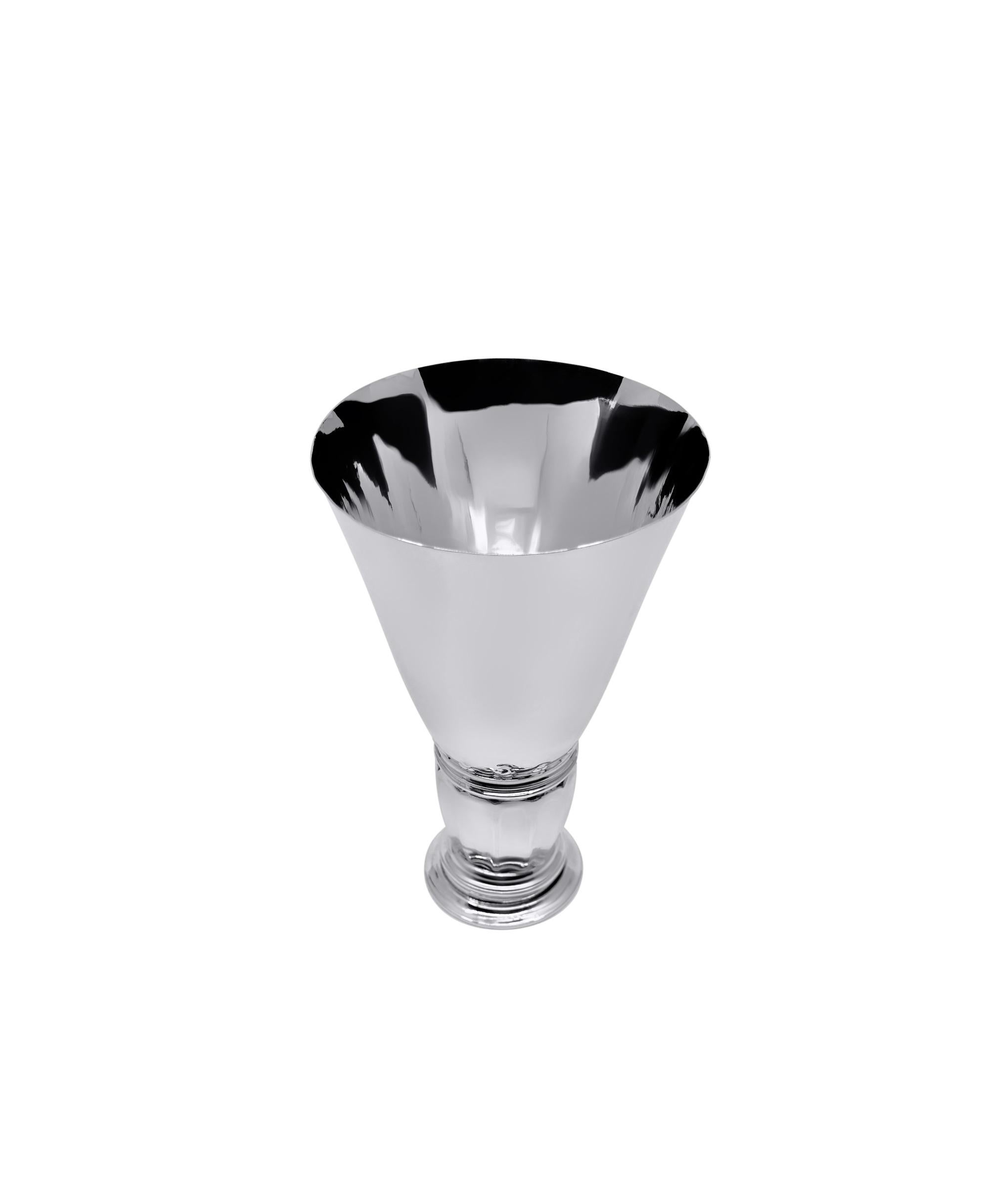 Un antico vaso in argento Georg Jensen in stile art nouveau, design #52 di Georg Jensen del 1907. Vaso d'argento a forma di tromba leggermente martellata con gambo scanalato e base rotonda. Questo vaso presenta decorazioni artistiche e artigianali