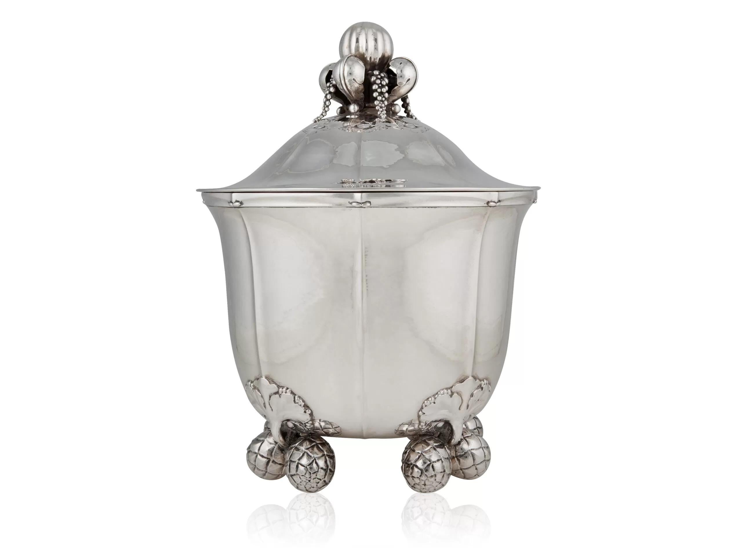 Excepcional cubitera o enfriador de vino Art Nouveau vintage de plata de ley Georg Jensen con tapa, diseño nº 87, creado por Georg Jensen hacia 1915. Esta obra maestra muestra una artesanía extraordinaria, con cada uva de los intrincados racimos