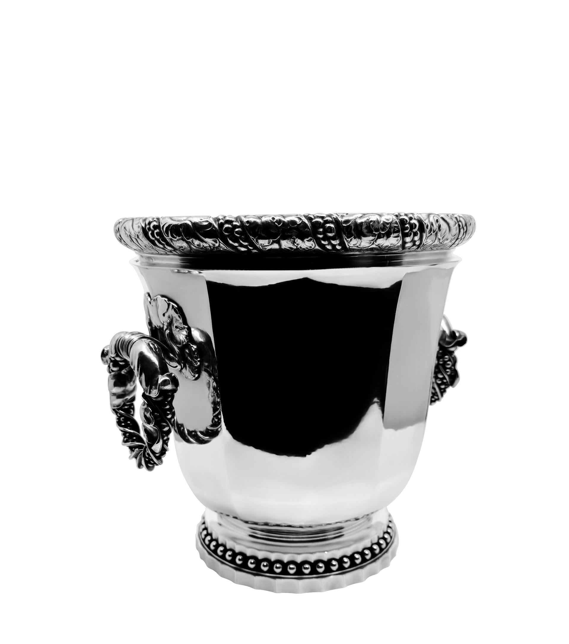 Gran nevera Georg Jensen Art Nouveau para vino y champán, diseño nº 357 de Georg Jensen, hacia 1925. Este notable cubo martillado a mano presenta columnas que habrían sido cinceladas a mano. De hecho, es probable que en esta pieza empleara más