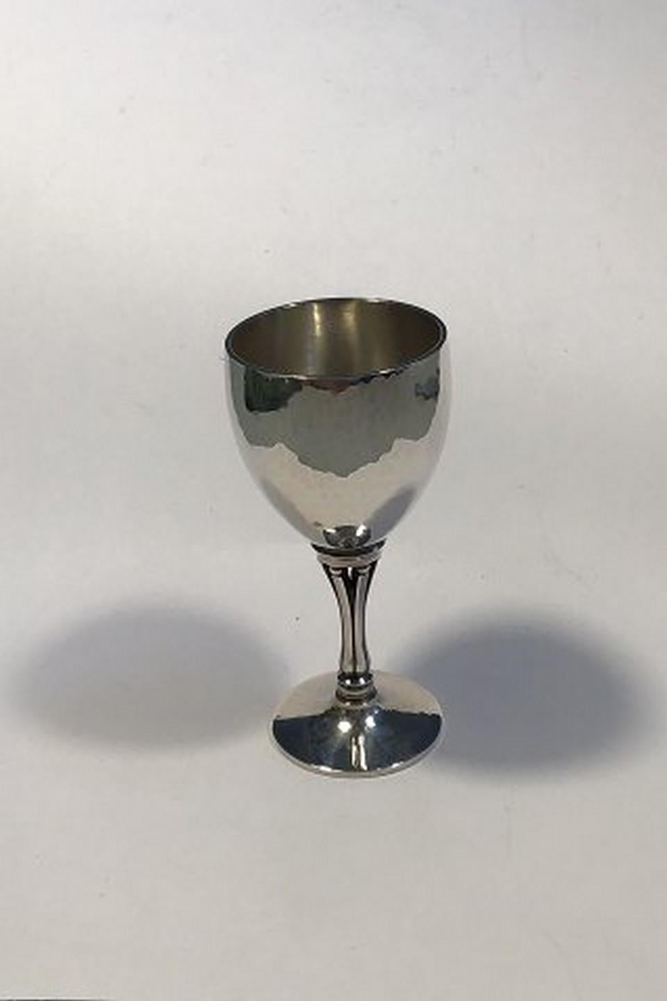 Calice da vino in argento Georg Jensen n. 532A Design: A. Nielsen.

Misure H 12,6 cm/4,96
