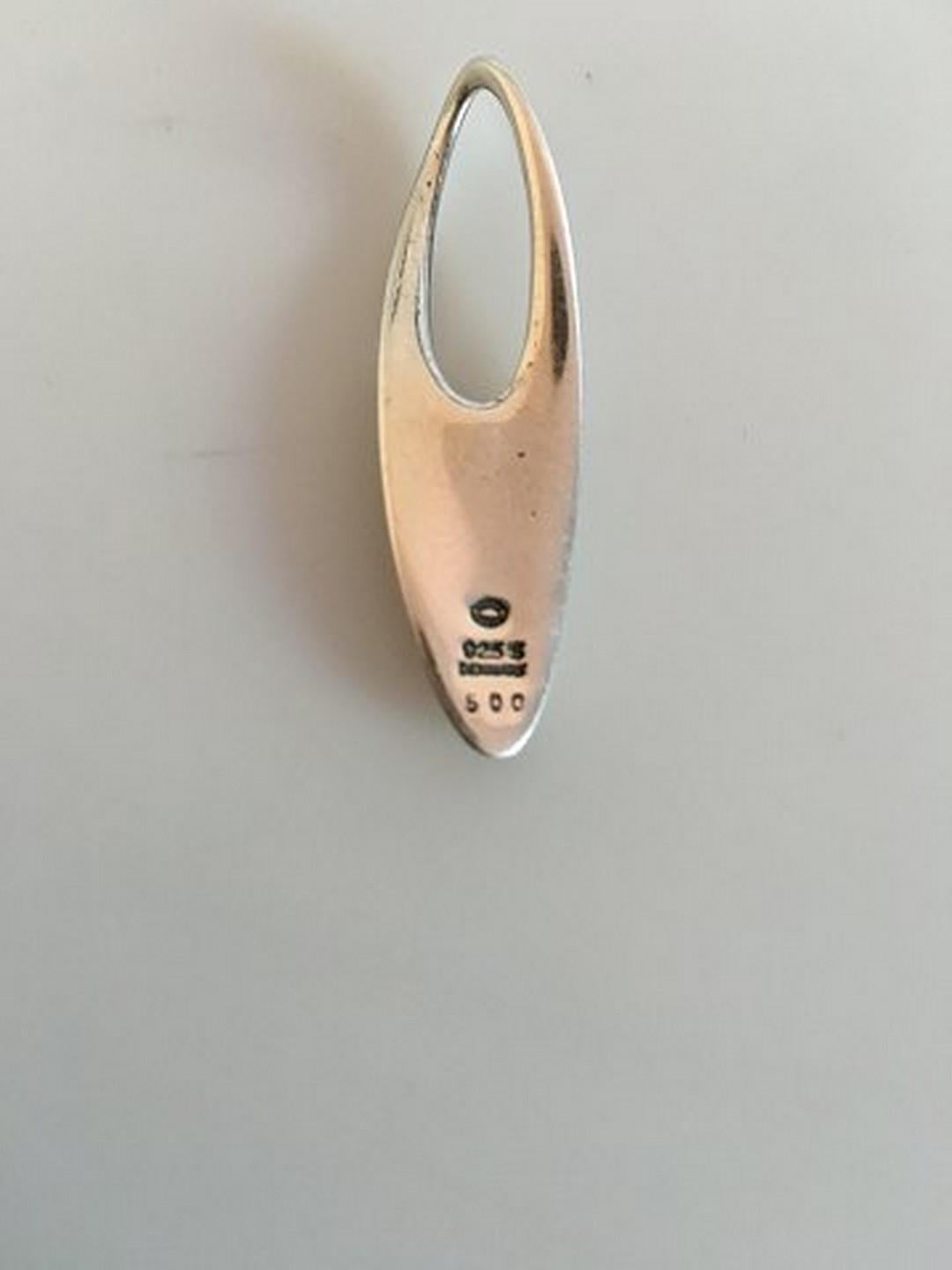 Georg Jensen Sterling Silber Zephyr-Anhänger Nr. 500. Maße: 4::3 cm x 1::3 cm. Wiegt 3::7 g / 0::13 oz. Entworfen von: Regitze Overgaard