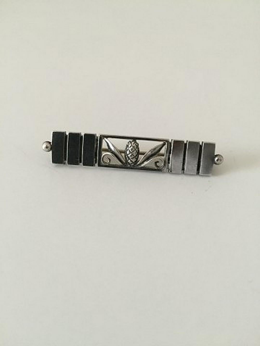 Georg Jensen Sterling Sølv Brooch No 216A. Measures 4.6 cm / 1 49/64 in. and is in good condition. With 1933-1944 marks. Weighs 5 g / 0.17 oz.