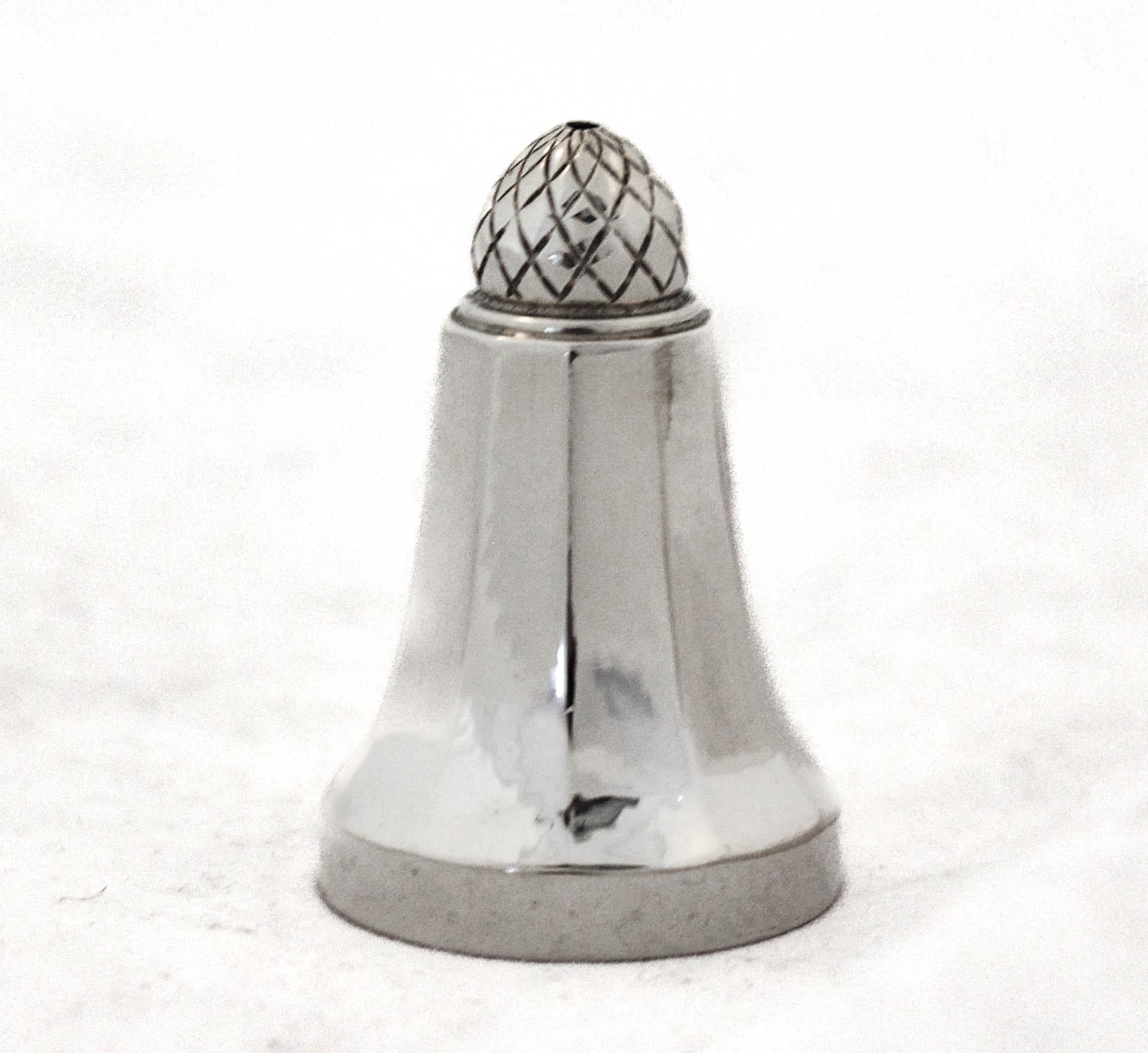 Offriamo con orgoglio una coppia di saliere e pepiere in argento sterling di Georg Jensen.  L'argento Jensen è considerato il più ricercato e costoso sul mercato per la sua attenzione ai dettagli e alla qualità. 
Questo set ha una finitura finemente