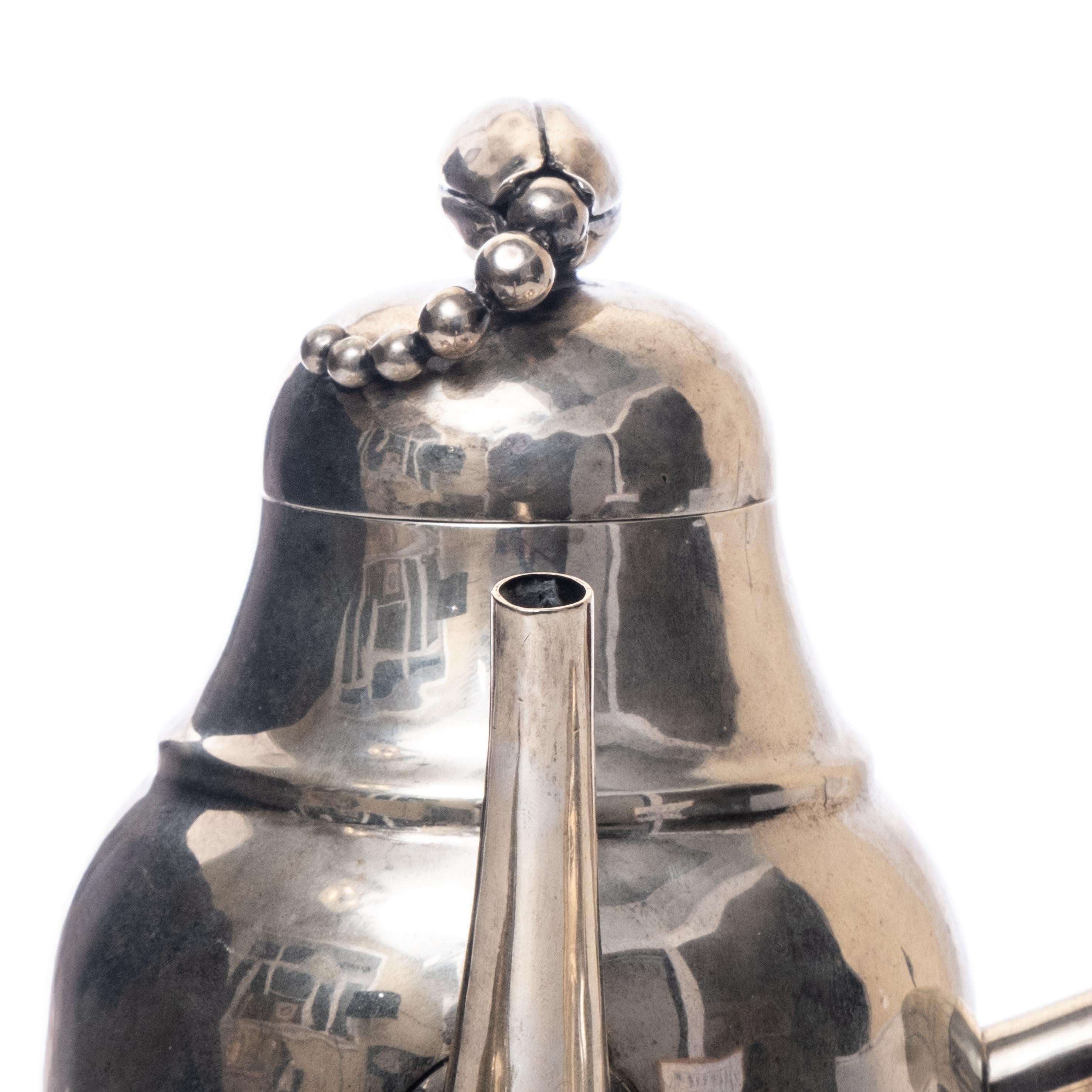 Art Deco ou Mid Century 3 (trois) pièces en argent sterling faites à la main et au design moderne danois pour le thé, le chocolat et le café dans le style de Georg Jensen. Regardez de près les images fournies et vous pouvez voir que le travail de