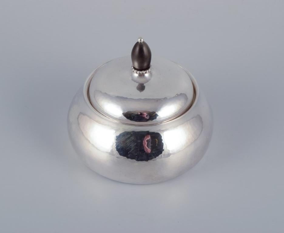 Georg Jensen sugar bowl in sterling silver with an ebony lid knob.
Model 80C.
In perfect condition.
Hallmarked after 1944.
Dimensions: Diameter 9.3 cm x Height 9.3 cm including lid.
