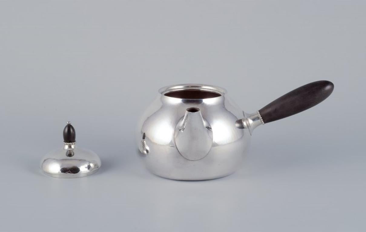 Georg Jensen teapot in sterling silver with an ebony handle and lid knob.  In Excellent Condition For Sale In Copenhagen, DK