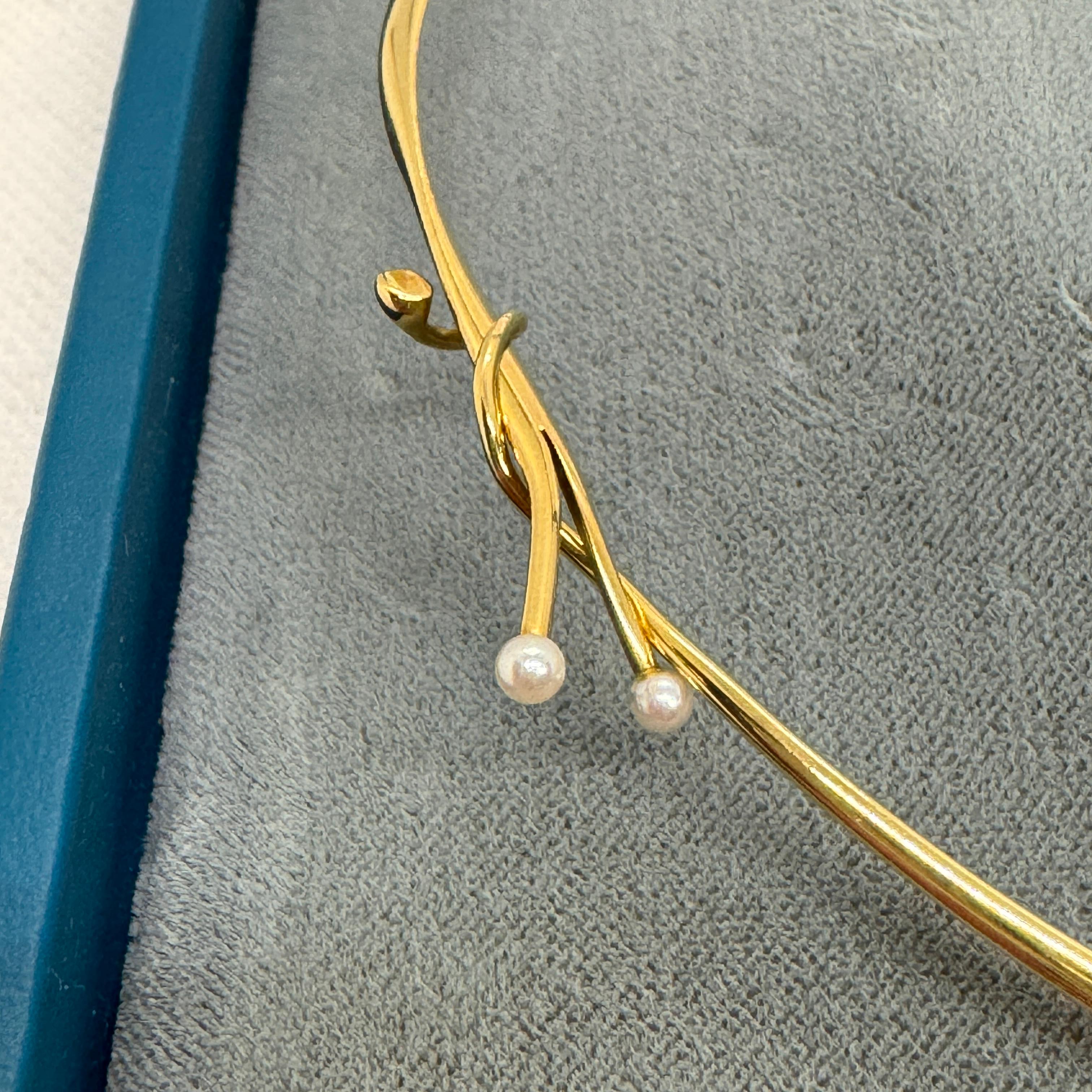 Georg Jensen Torun Necklace, Model 904 – 18K Yellow Gold with Pearls

This elegant Georg Jensen Torun necklace (Model 904) is crafted in solid 18K yellow gold and features two delicate pearls at the clasp, a signature detail of the iconic design.