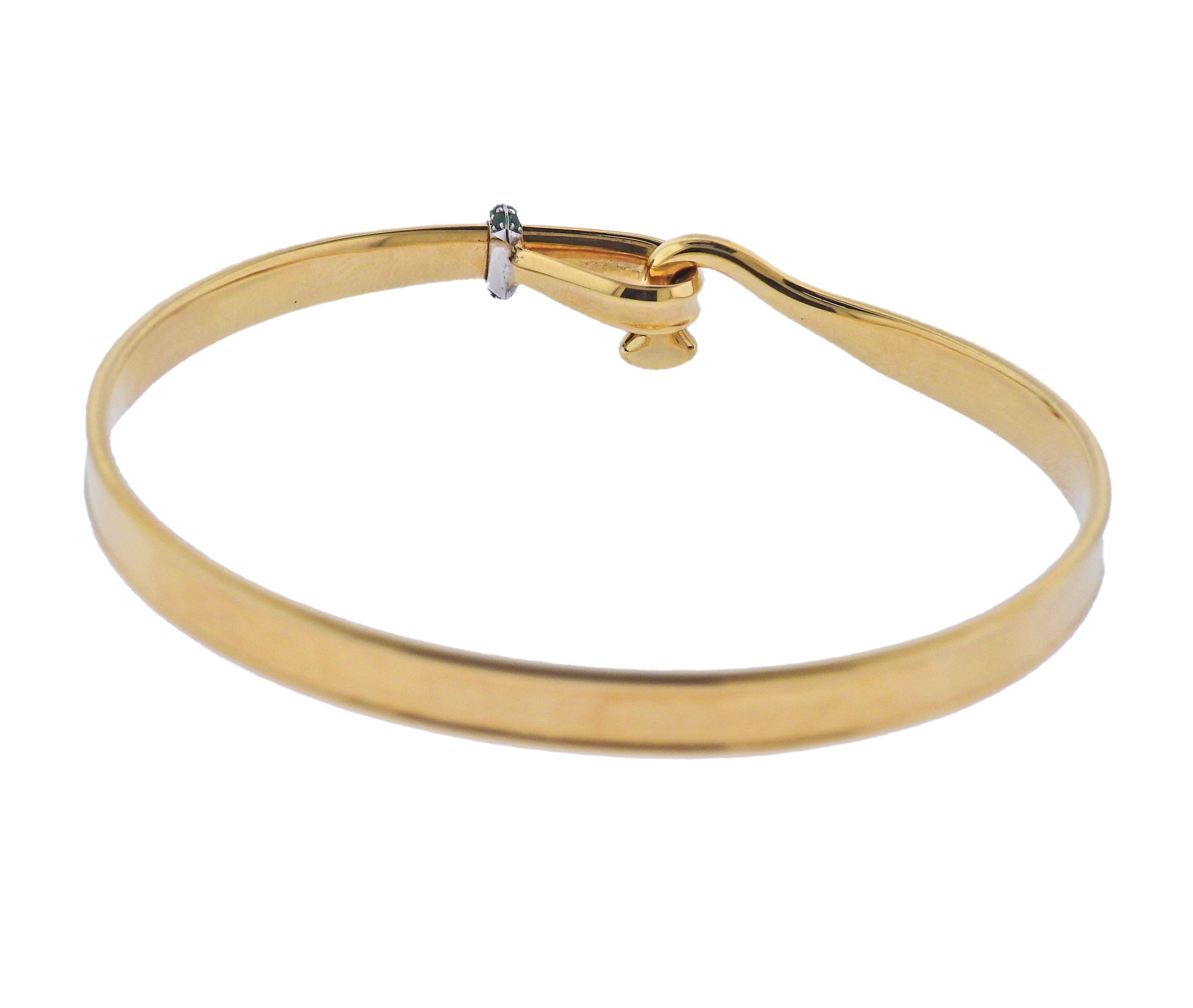 Brandneues Georg Jensen Hakenarmband aus 18 Karat Gelbgold aus der Torun-Kollektion:: mit ca. 0::06 ct Smaragden. Das Armband passt an ein Handgelenk von ca. 7