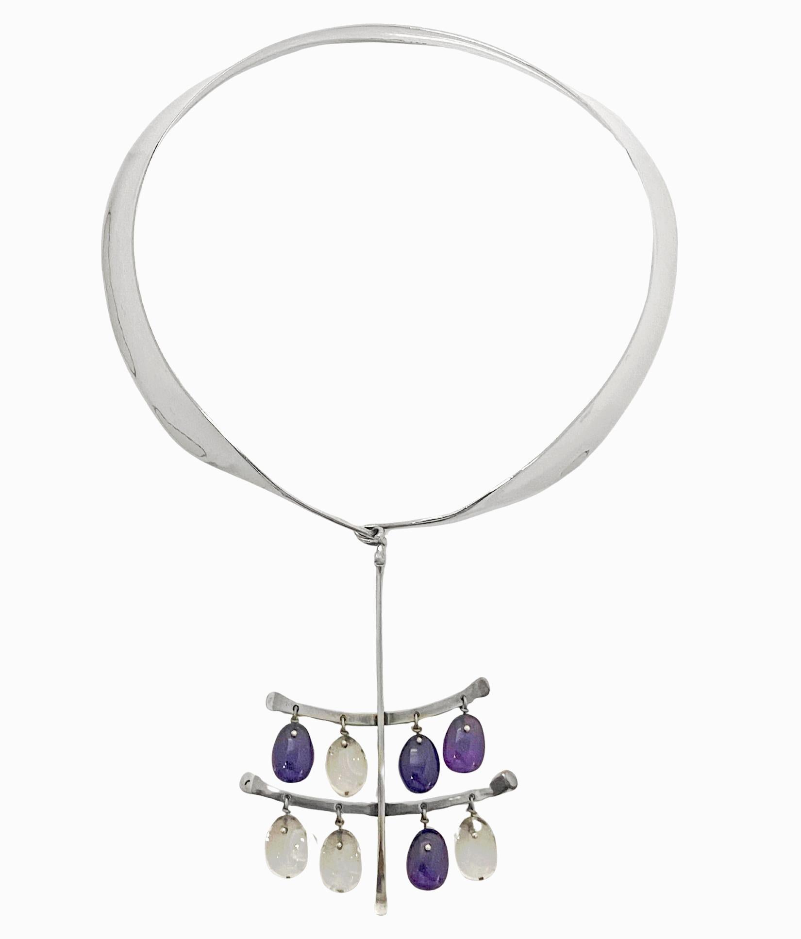 Rare collier en argent sterling et double goutte d'eau n° 135 avec gouttes d'améthyste et de quartz conçu par Vivianna Torun Bulow-Hube pour Georg Jensen A.C C. 1960, ainsi qu'un collier n° 160. Pendentif : 4 pouces. Largeur du pendentif : 2,75