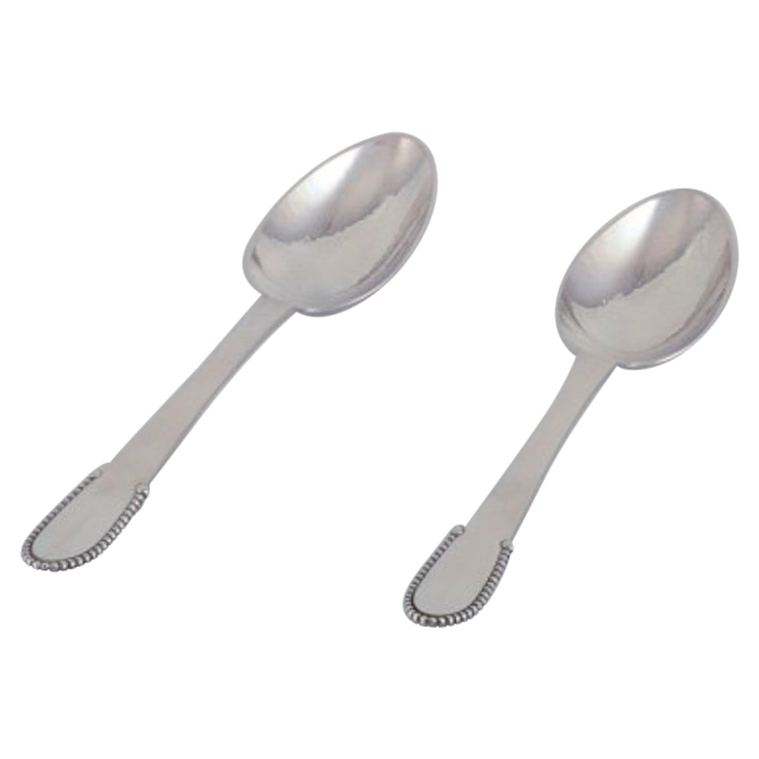 Georg Jensen. Deux cuillères à soupe en perles en argent 830. Daté de 1930.