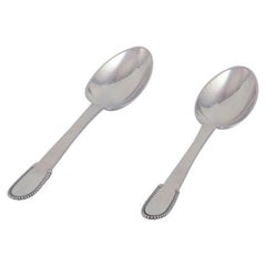 Georg Jensen. Zwei perlenbesetzte Esslöffel aus 830er Silber. Datiert 1930.