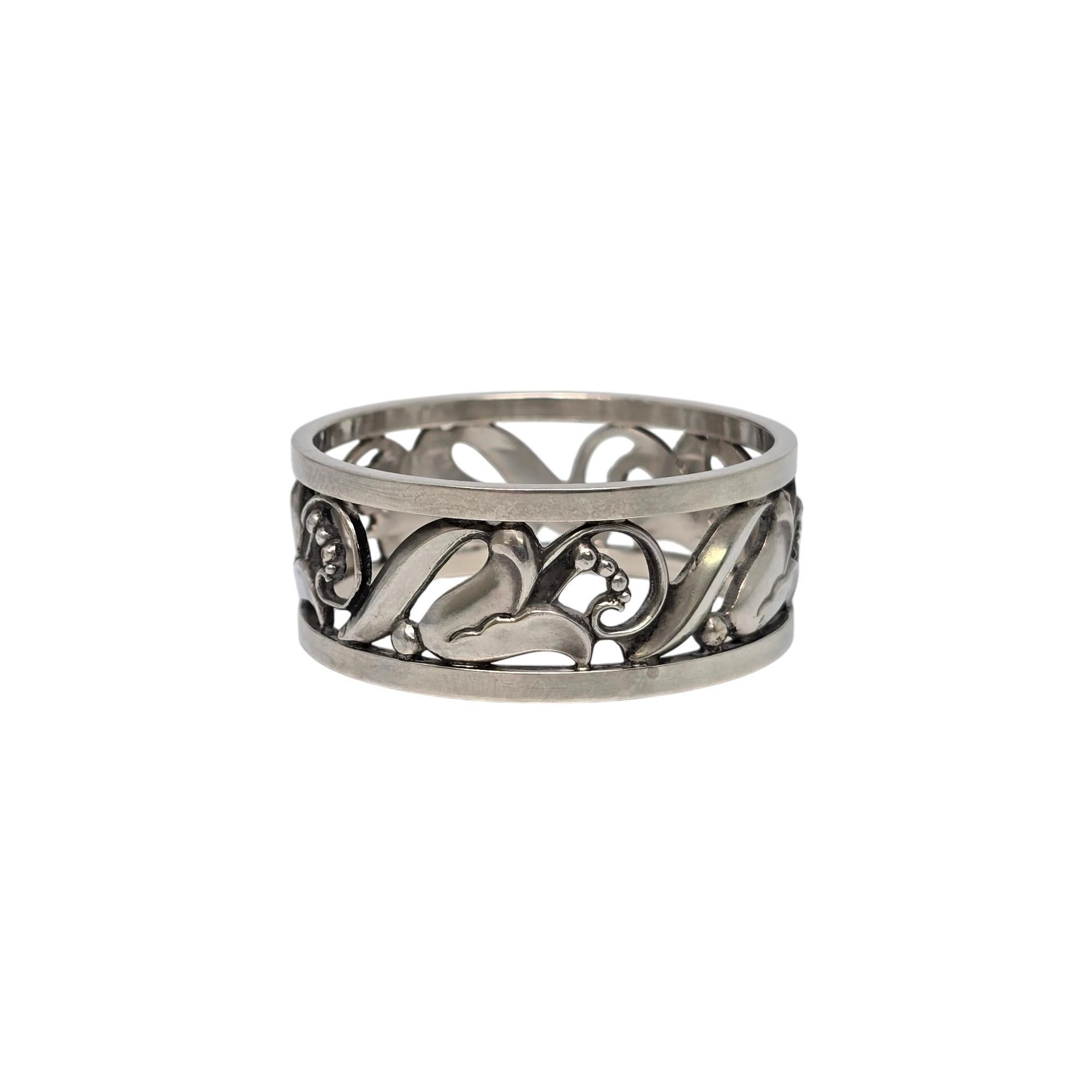 Georg Jensen USA, rond de serviette en argent sterling, design LaPaglia.

Pas de monogramme ni de gravure.

Ce magnifique rond de serviette a été conçu par Alphonse LaPaglia et présente un motif floral ajouré.

Mesure environ 1 7/8