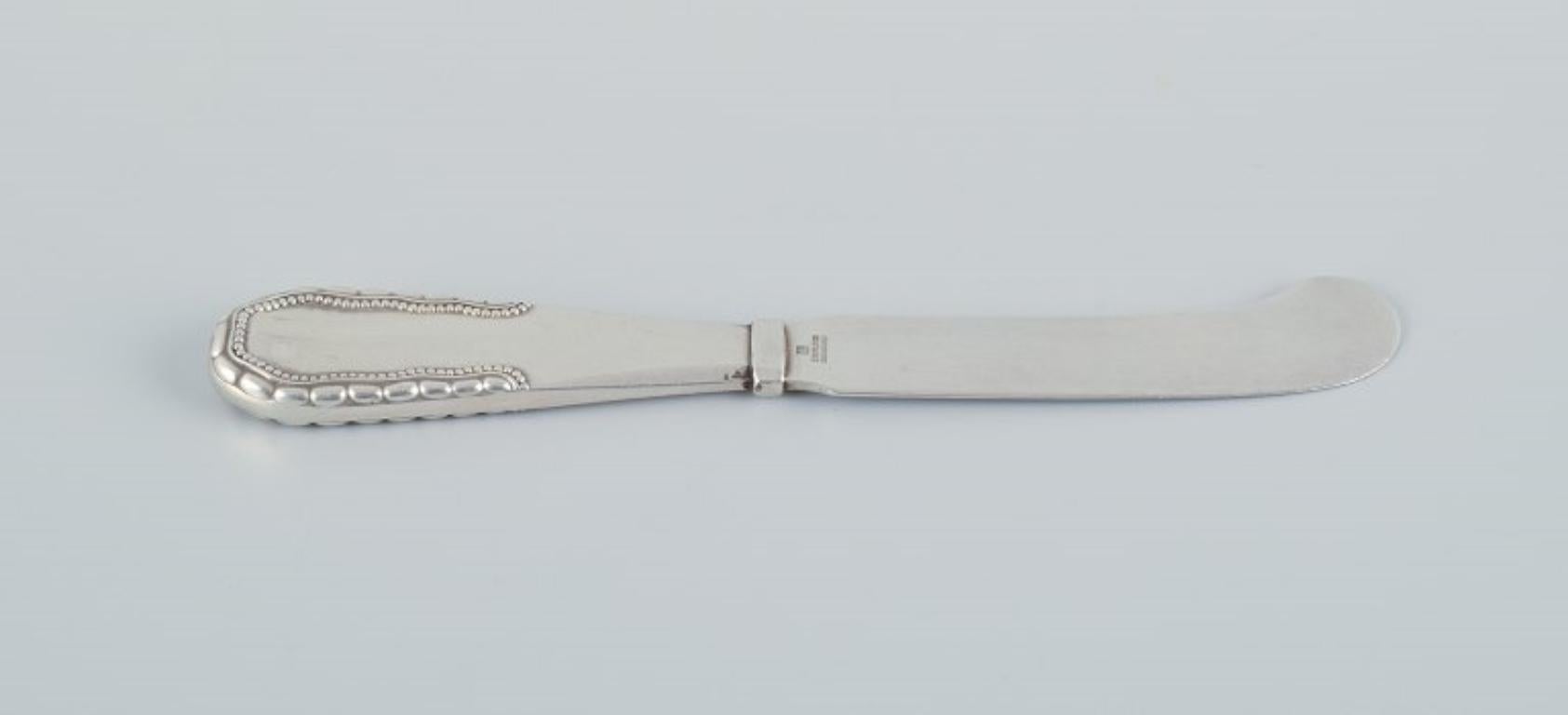 Georg Jensen, Viking, butter knife in sterling silver. All silver.
Stamped with 1933-1944 hallmark.
In excellent condition.
Dimensions: L 15.1 cm.