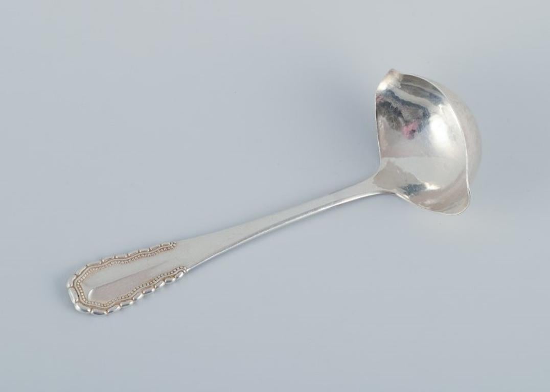 Georg Jensen, Viking, gravy ladle in sterling silver.
With 1930 hallmark.
In excellent condition.
Dimensions: L 18.5 cm x W 7.1 cm.