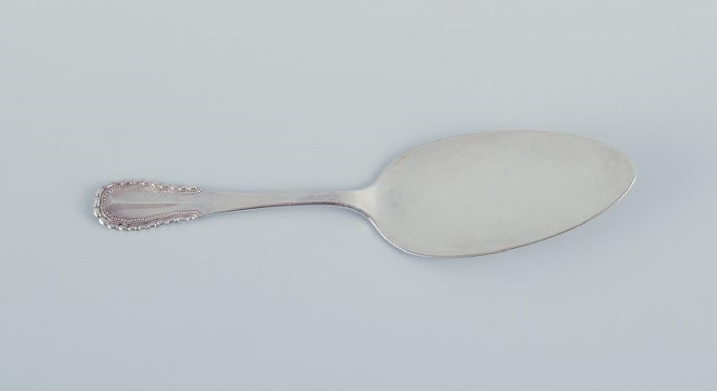 Georg Jensen, Viking, large serving spade in 830 silver.
Stamped with the mark used between 1915-1932.
Dated 1928.
In excellent condition.
Dimensions: L 21.8 cm.