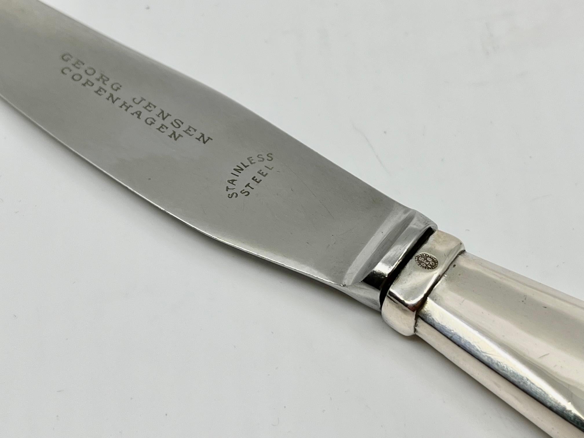 Vintage Georg Jensen luncheon knife with sterling silver handle and stainless steel blade, item #023 in the Viking Pattern, design #6 by Georg Jensen from 1927.

Additional information:
Material: Sterling silver, stainless steel
Styles: Art