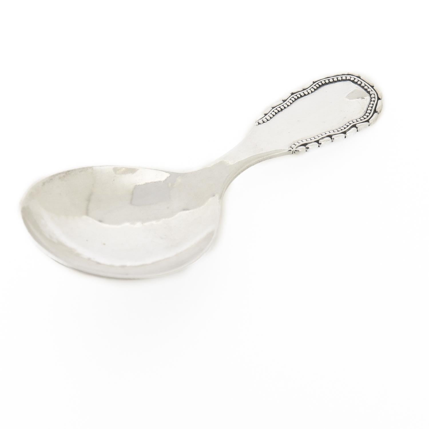 Un bel cucchiaio da tè antico.

In argento sterling.

Disegnato da Georg Jensen per Georg Jensen

Nel modello Viking o Nordisk.

Sul retro è presente il marchio di fabbrica del periodo prebellico 1910-1925 circa / Danimarca /