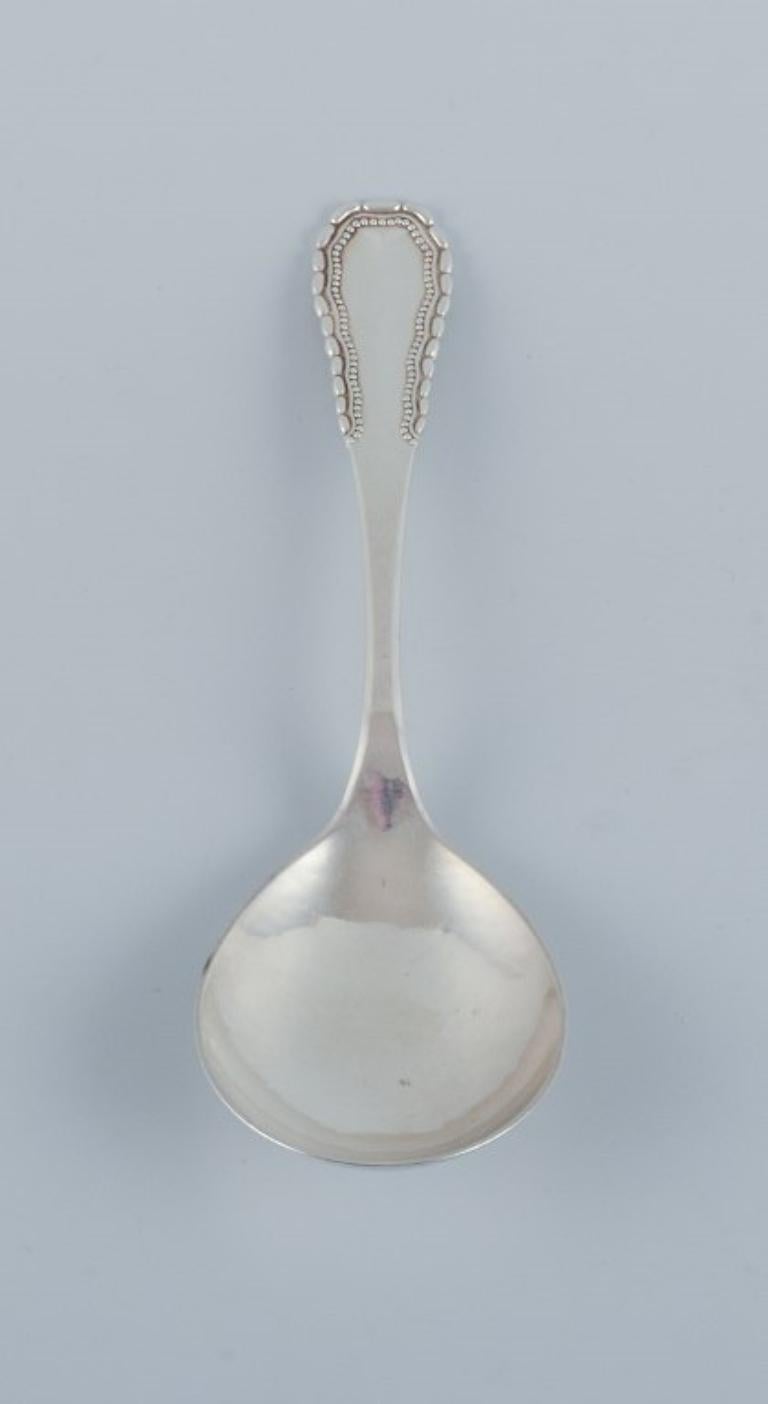 Georg Jensen, Viking, serving spoon in 830 silver.
Stamped with 1915-1932 hallmark.
Dated 1928.
In excellent condition.
Dimensions: L 19.1 cm.