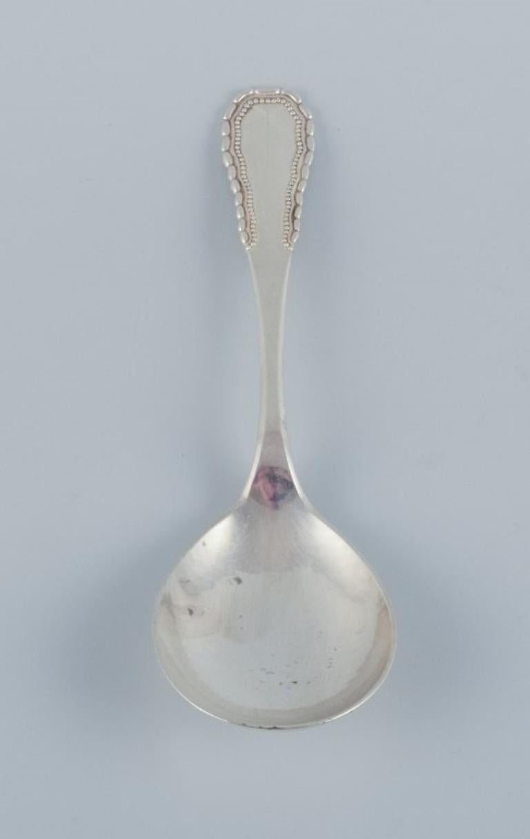 Cuillère de service Viking en argent 830 de Georg Jensen,
Poinçon de 1915-1932.
Daté de 1931.
En parfait état.
Dimensions : I.L.A. 19,1 cm.