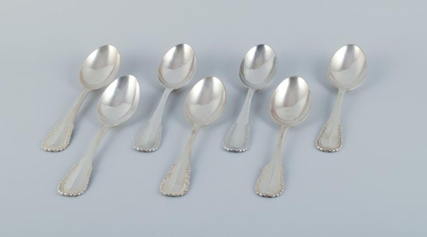 Georg Jensen, Viking, ein Satz von sieben großen Esslöffeln aus 830er Silber.
Gestempelt mit der zwischen 1915 und 1932 verwendeten Punze.
In ausgezeichnetem Zustand.
Abmessungen: L 20,0 cm.