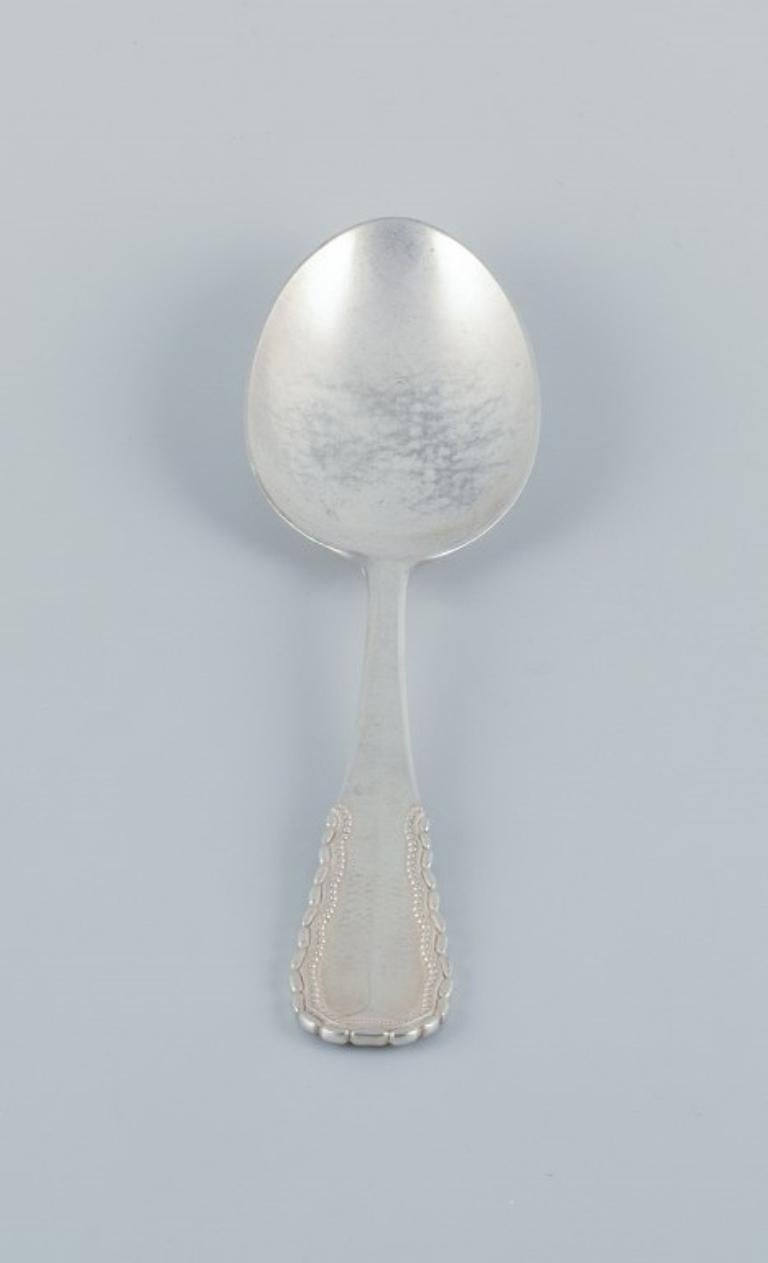 Georg Jensen, Viking, very large serving spoon in sterling silver.
Stamped with 1933-1944 hallmark.
In excellent condition.
Dimensions: L 24.8 cm x W 6.8 cm.