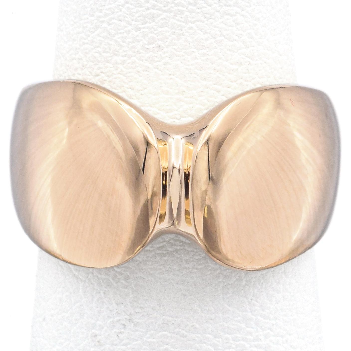 Questo raro anello vintage Georg Jensen è realizzato in oro giallo 18 carati e disegnato dalla famosa modernista danese Nanna Ditzel. Identificato come Anello n. 100, il pezzo riflette l'estetica scultorea tipica di Ditzel, con linee pulite ed