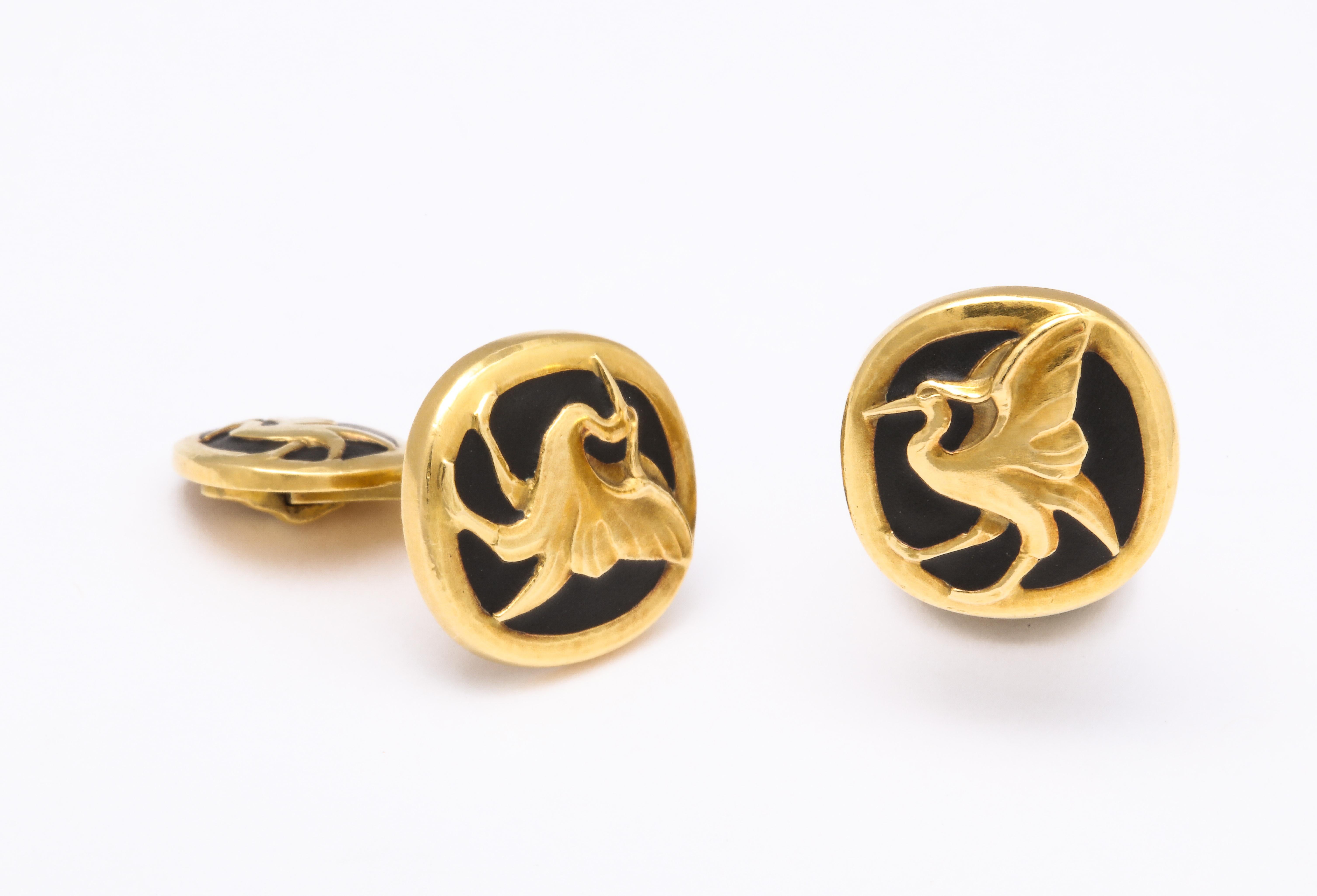 Georg Jensen cufflinks in black matte enamel and yellow gold, depicting a large flying bird. 29 grams, in excellent condition. Circa 1930. 

Materials:
Yellow Gold
Black Matte Enamel

Measurements:
29 grams
