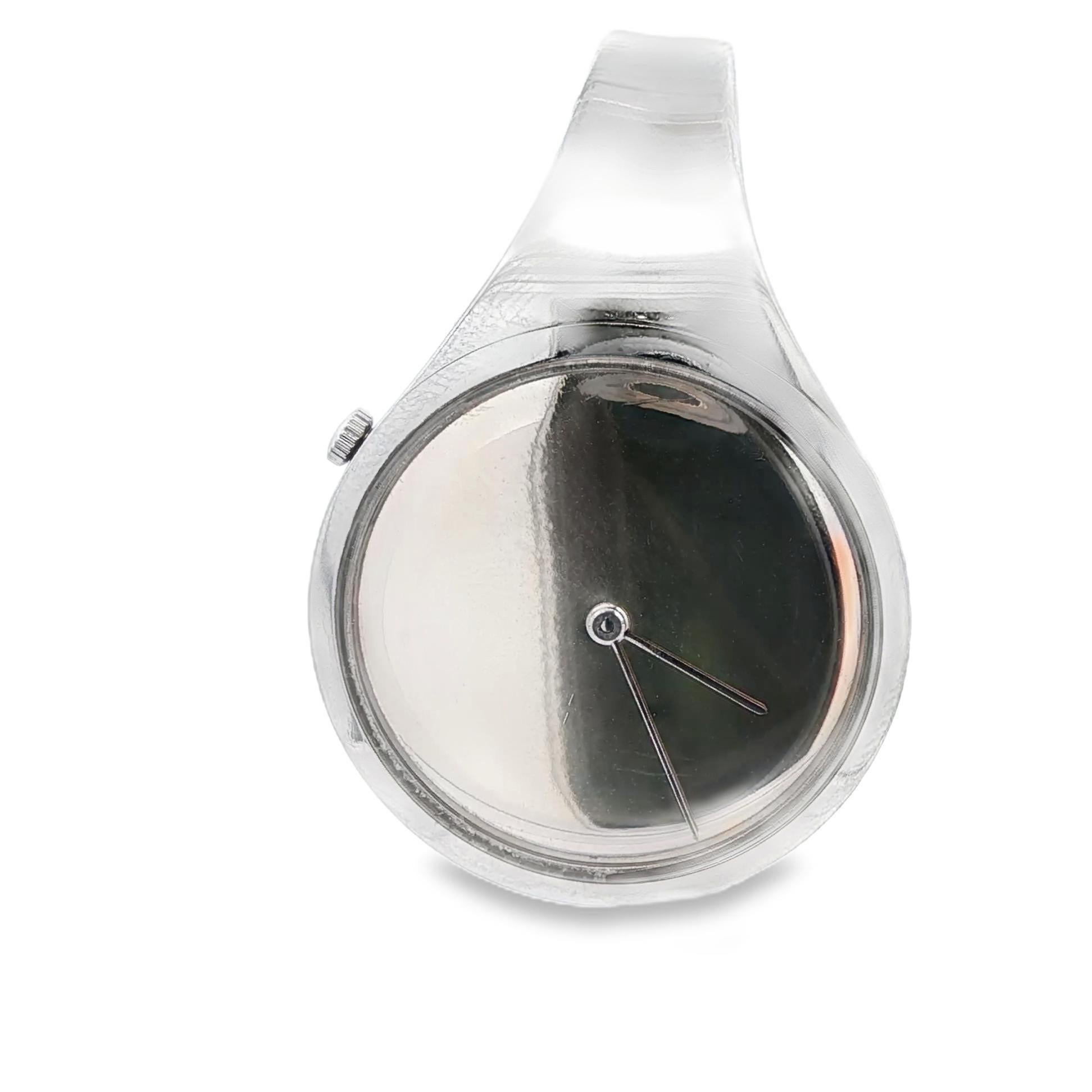 Come se il tempo fosse catturato dal silenzio.

Disegnato negli anni '70 da Vivianna Torun per Georg Jensen, questo orologio scultoreo a bracciale sfida le convenzioni. Con il suo quadrante a specchio e il bracciale aperto, il pezzo è stato