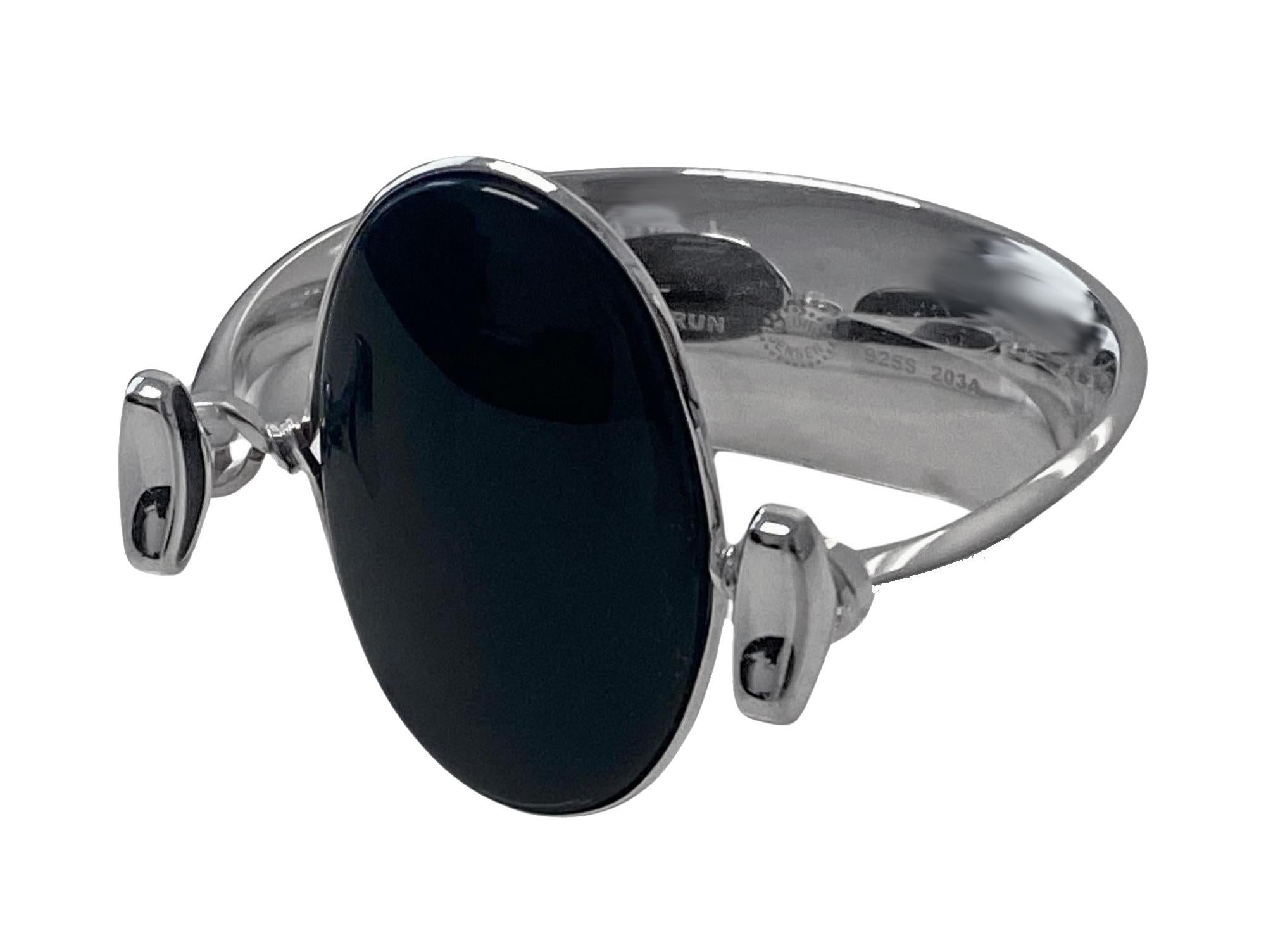 Georg Jensen Armreif mit schwarzem Onyx Modell # 203A Entworfen von Vivianna Torun Bülow-Hübe C.C. 1969. Passt für die meisten Handgelenke bis zu 6,5 Zoll, Öffnung der Spannklemme. Der Cabochon aus poliertem Onyx misst ungefähr: 4,50 x 3,00 cm.