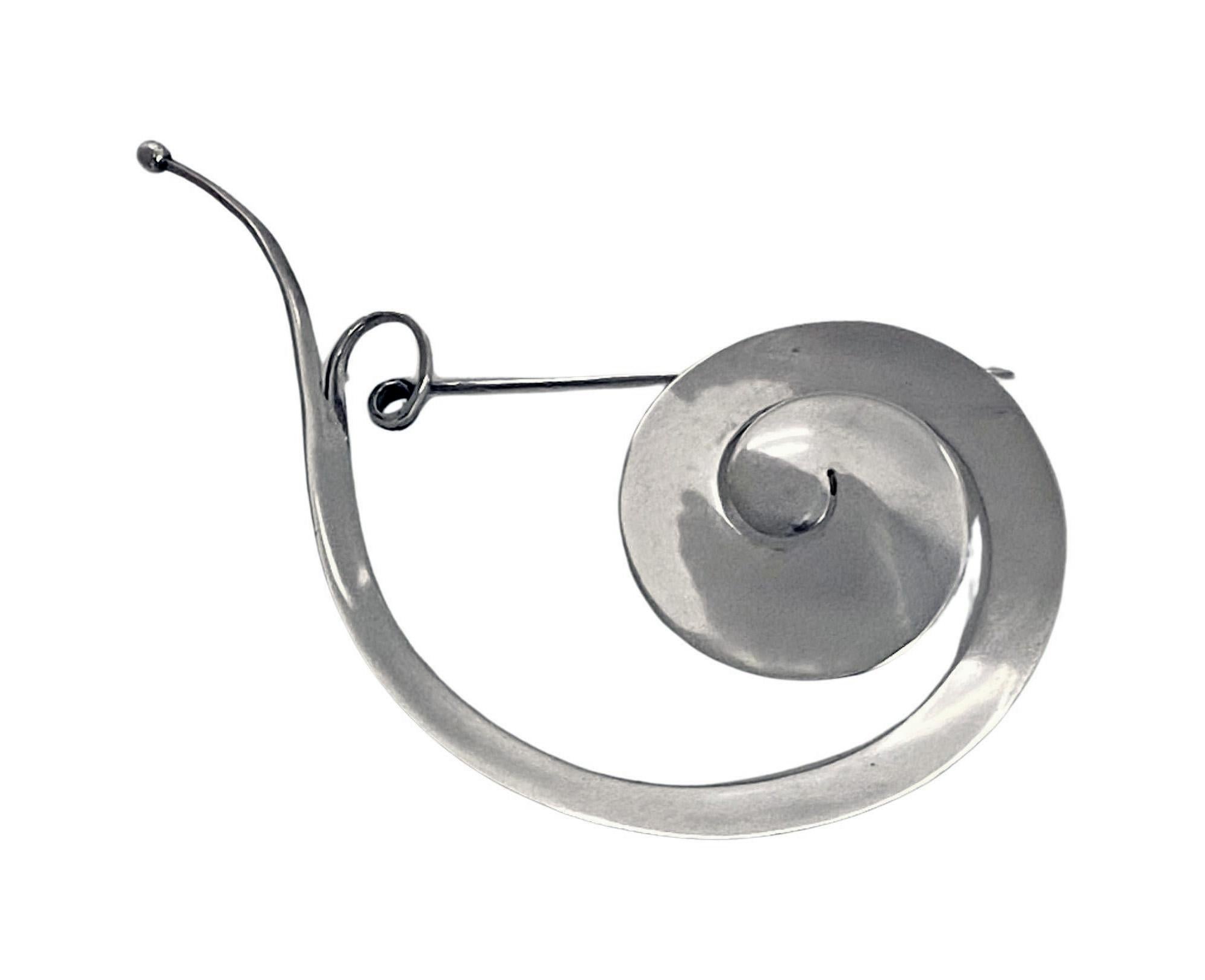 Sehr große seltene Georg Jensen Vivianna Torun Sterling große Kinderwagenbrosche Nr. 392 Sterlingsilber entworfen von Vivianna Torun Bulow-Hube für Georg Jensen Dänemark C.1960. Vollständige Punzierung 925S Dänemark Georg Jensen 392 Torun. Maße: