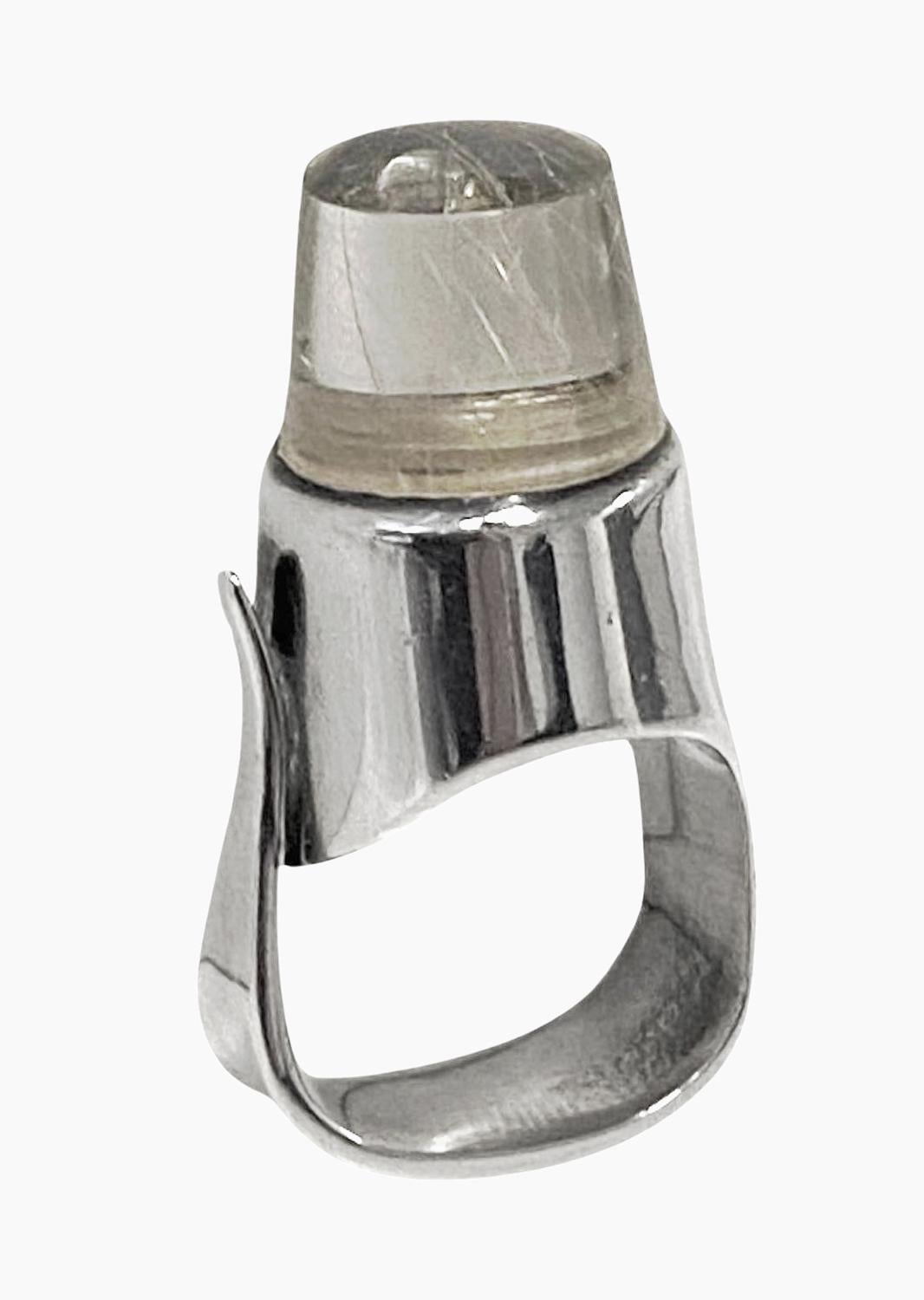 Georg Jensen Ring aus Sterlingsilber und Rutilquarz Nr. 151. Dieser ikonische Ring aus den 1960er Jahren in Form eines kugelförmigen Cabochons wurde von Vivianna Torun Buelow-Huebe entworfen. Ruthenischer Quarz mit hellen Goldfäden. Ausgezeichneter